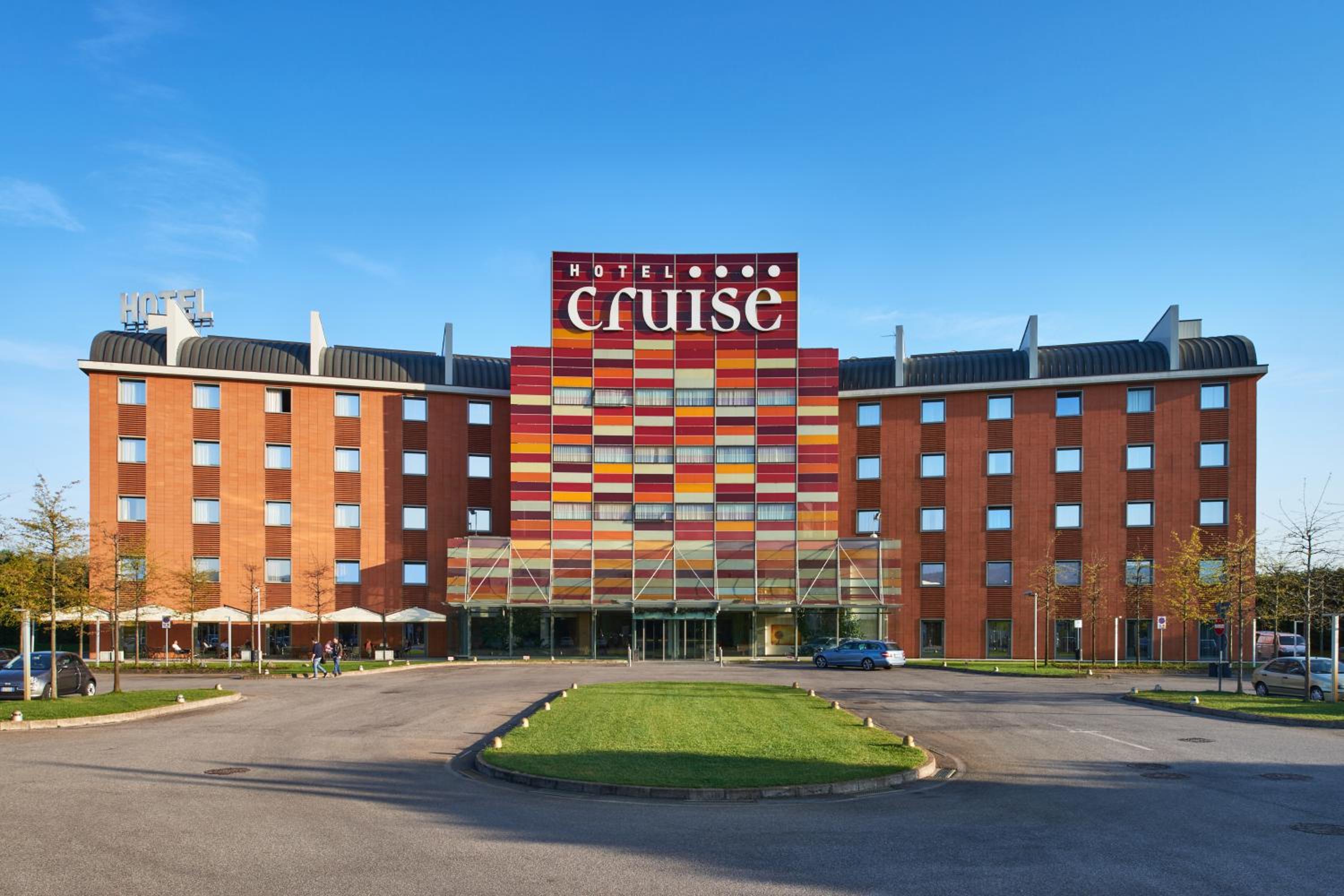 Hotel Cruise - Image 1