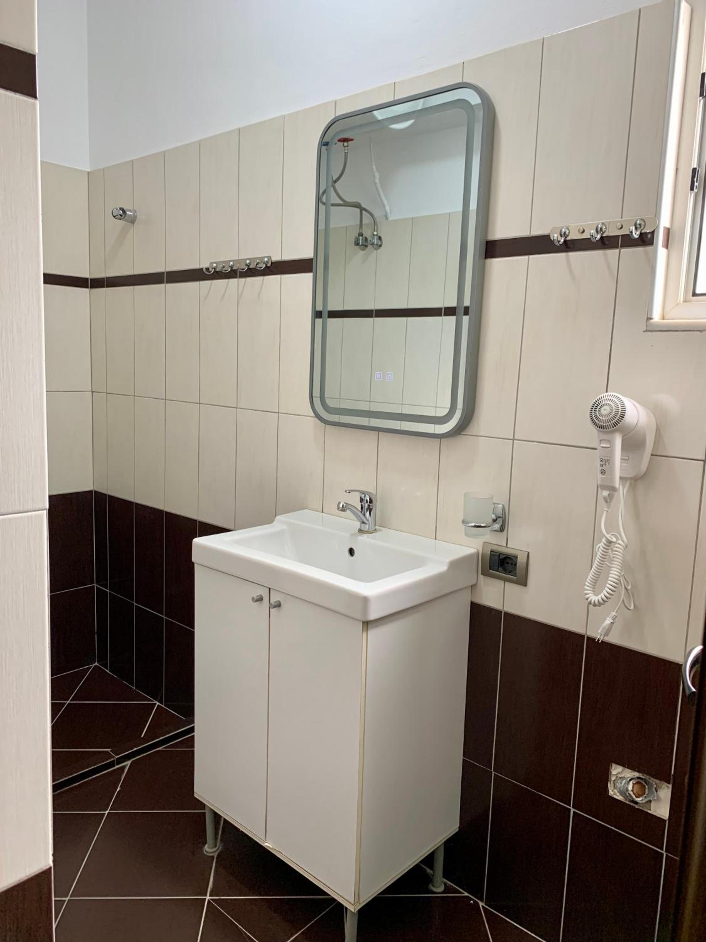 Bardhi Apts