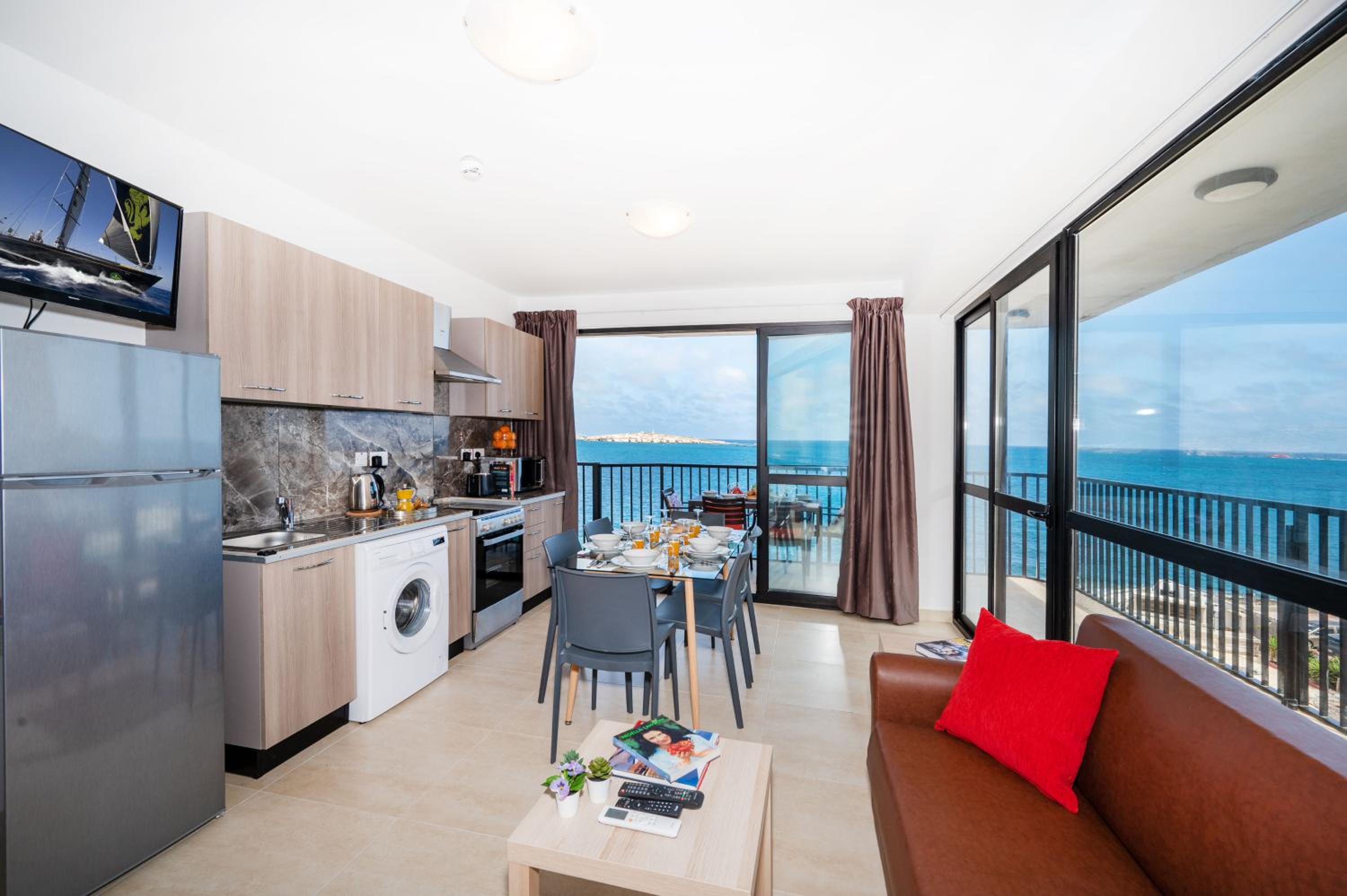Islet Promenade Seafront Aparthotel - with Corner Terrace by Getawaysmalta, photo 30