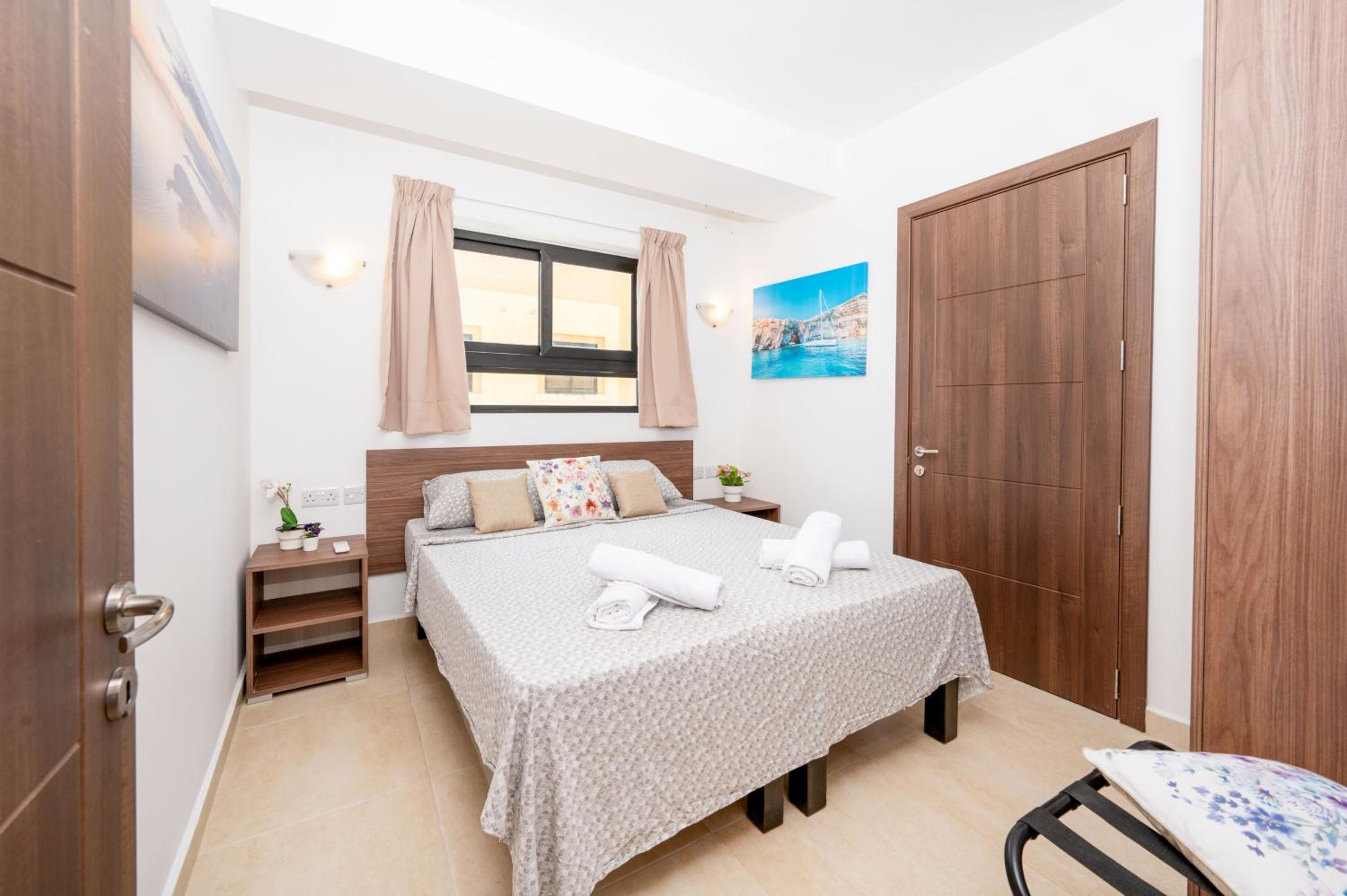 Islet Promenade Seafront Aparthotel - with Corner Terrace by Getawaysmalta, photo 20