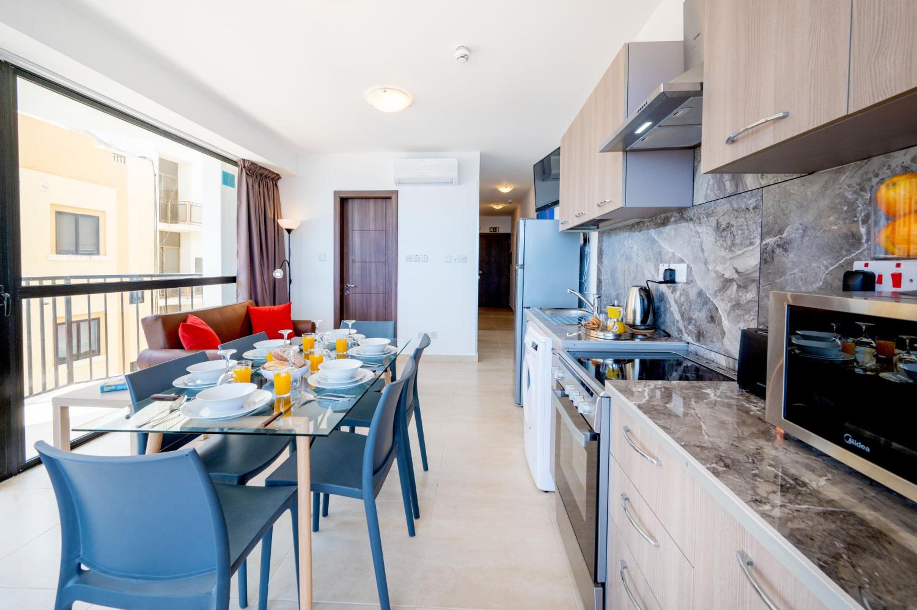 Islet Promenade Seafront Aparthotel - with Corner Terrace by Getawaysmalta, photo 10