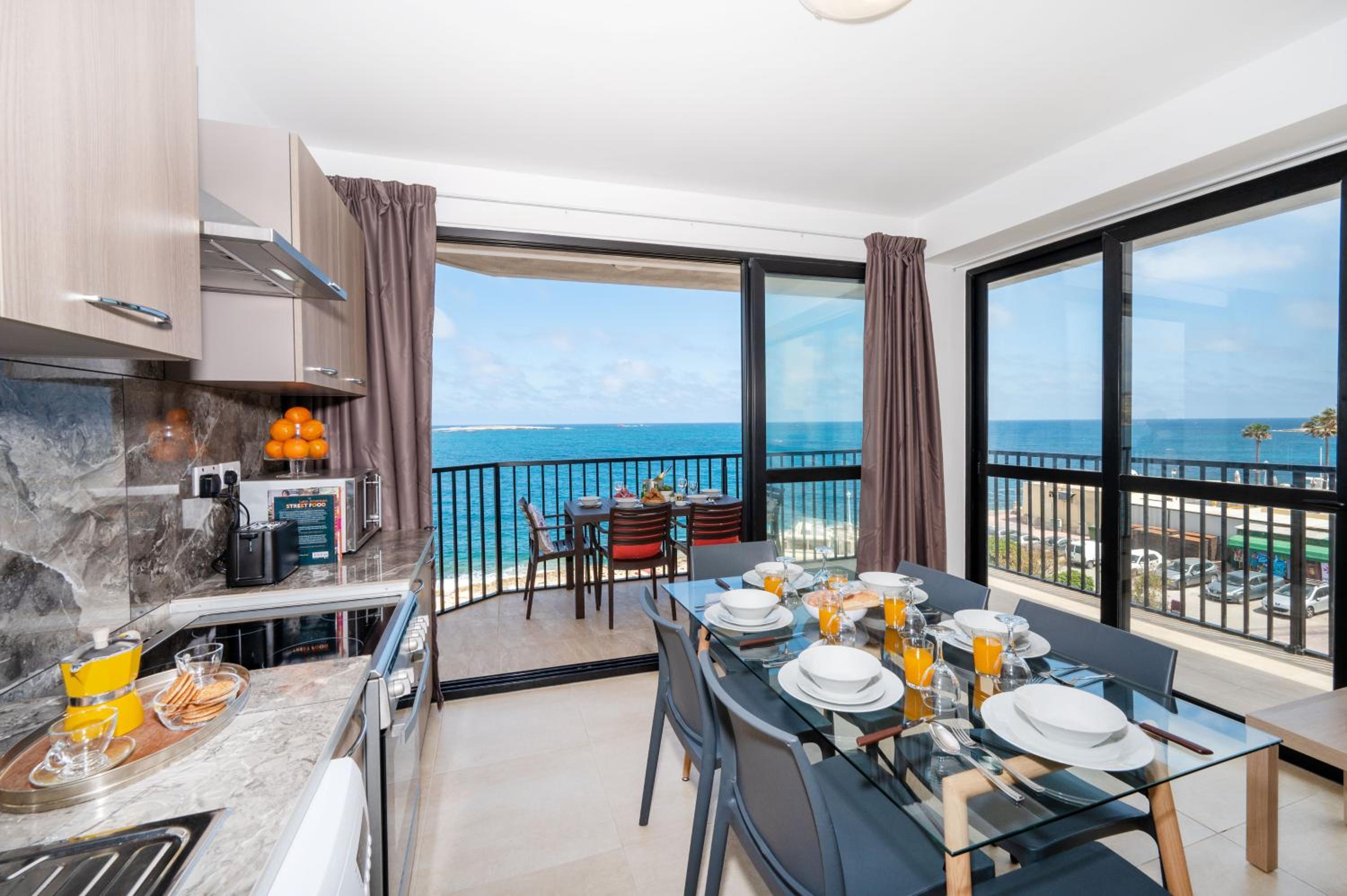 Islet Promenade Seafront Aparthotel - with Corner Terrace by Getawaysmalta, photo 7