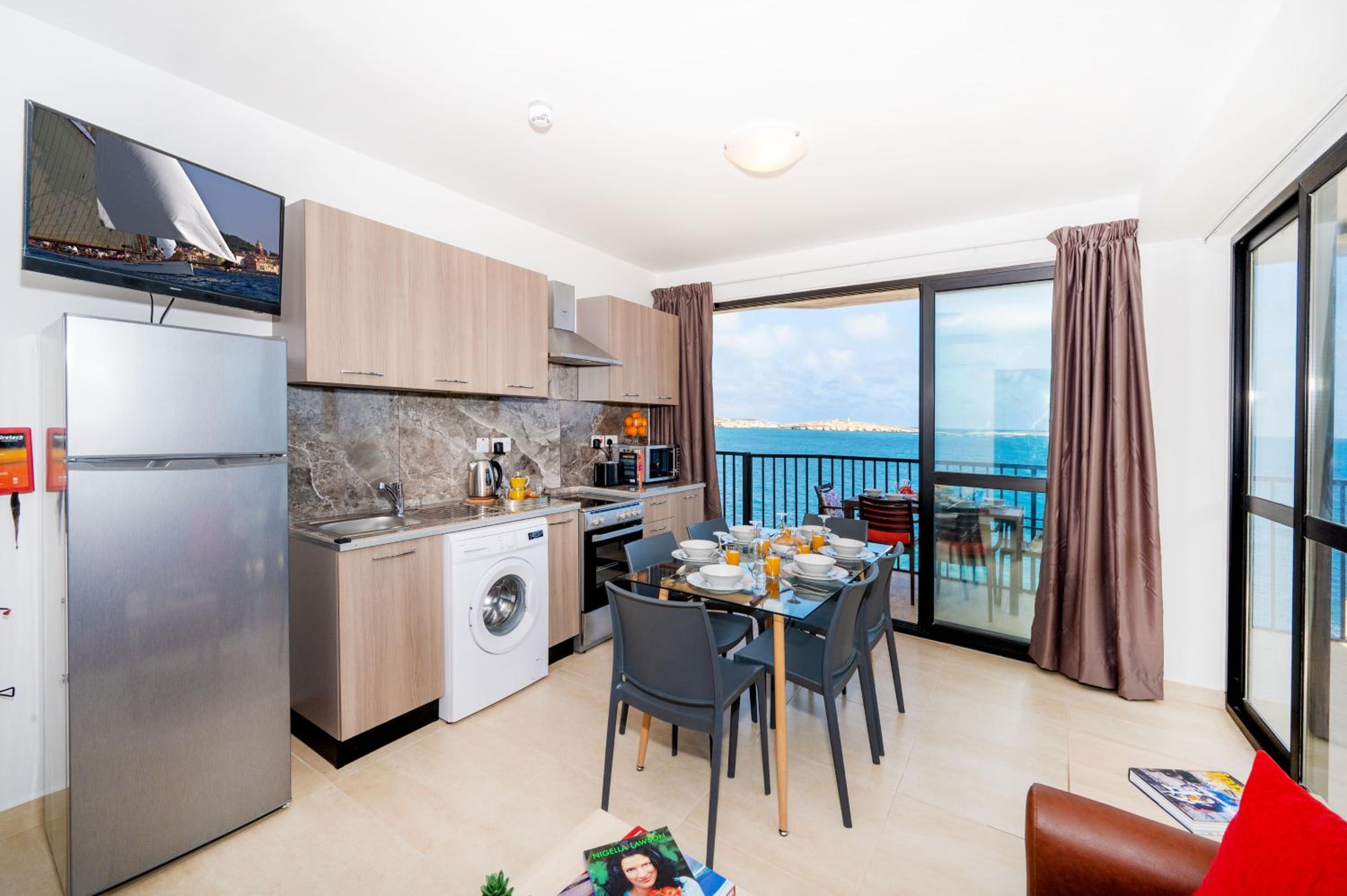 Islet Promenade Seafront Aparthotel - with Corner Terrace by Getawaysmalta, photo 14