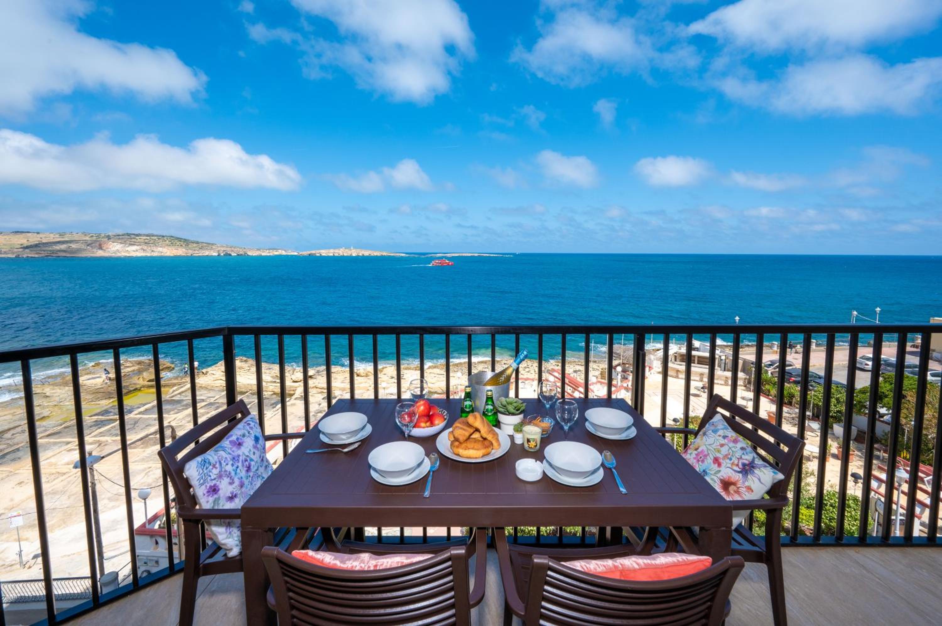 Islet Promenade Seafront Aparthotel - with Corner Terrace by Getawaysmalta, photo 33