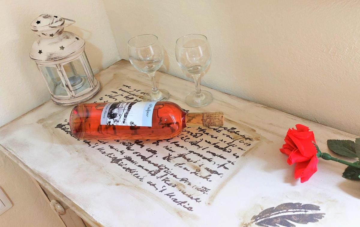 Hotel Lourantos Studios & Apartments - Image 1