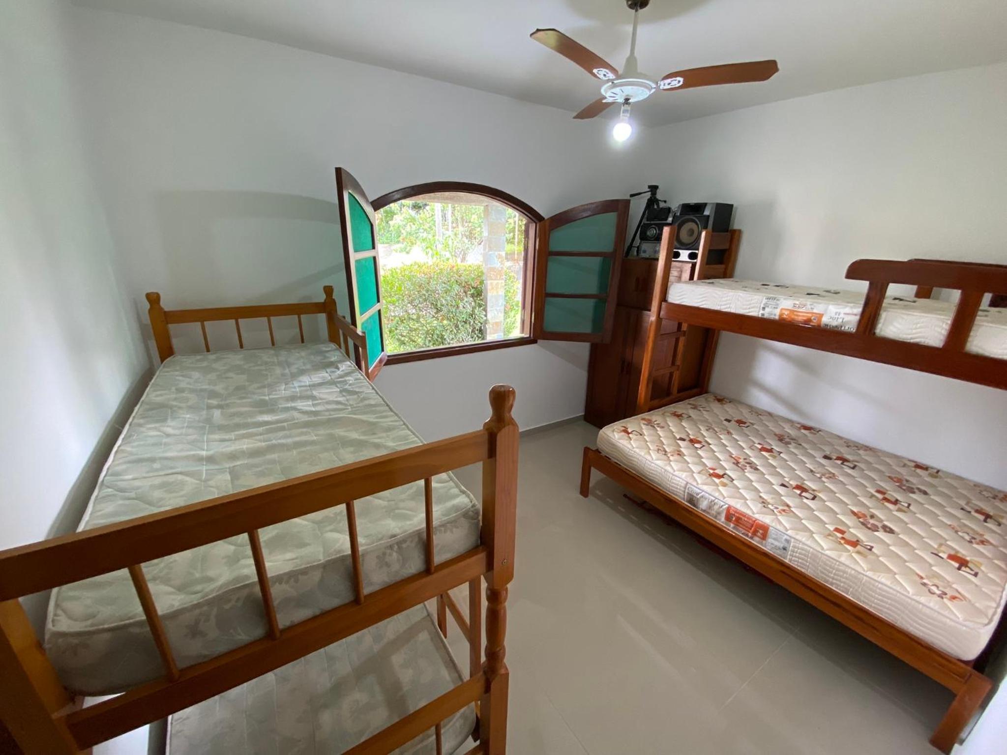 Casa com piscina, ar condicionado, campo de futebol e área gourmet a um quarteirão da lagoa de Praia Seca