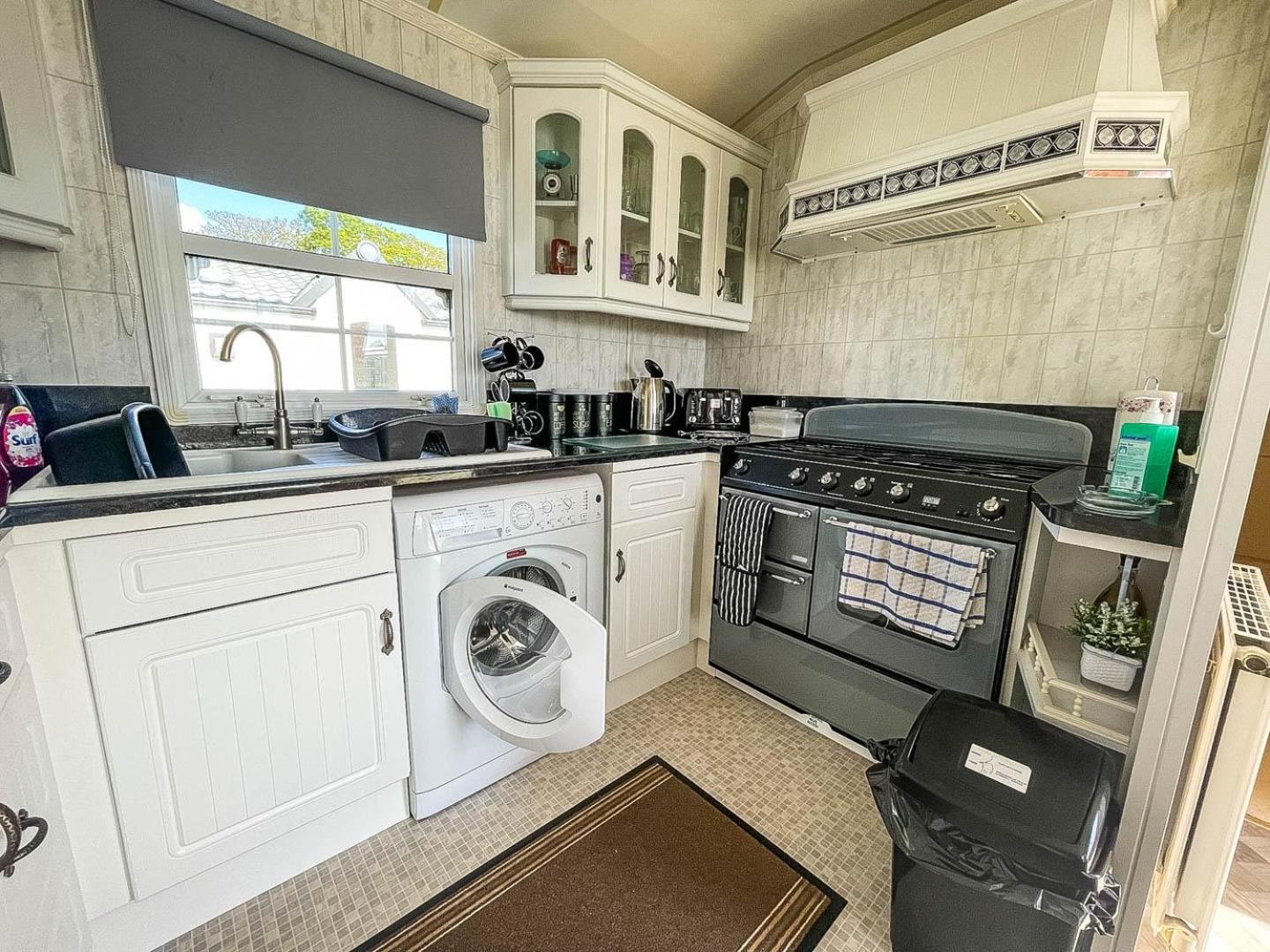 Brilliant 6 Berth Caravan For Hire At Sunnydale Park In Skegness Ref 35076af view 4