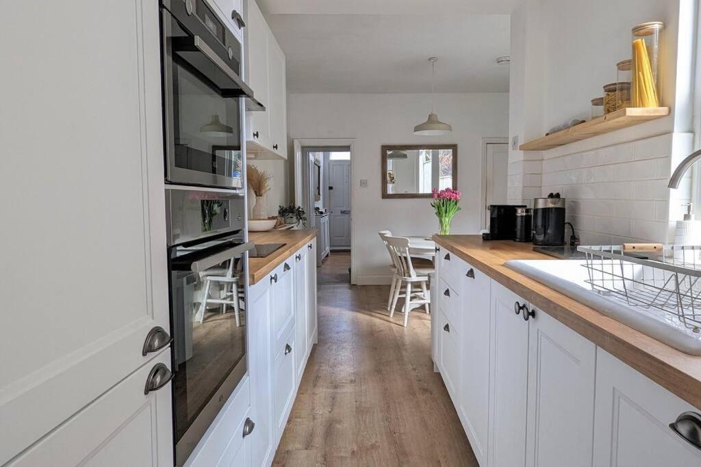 Stunning Victorian Terrace in the Golden Triangle view 4