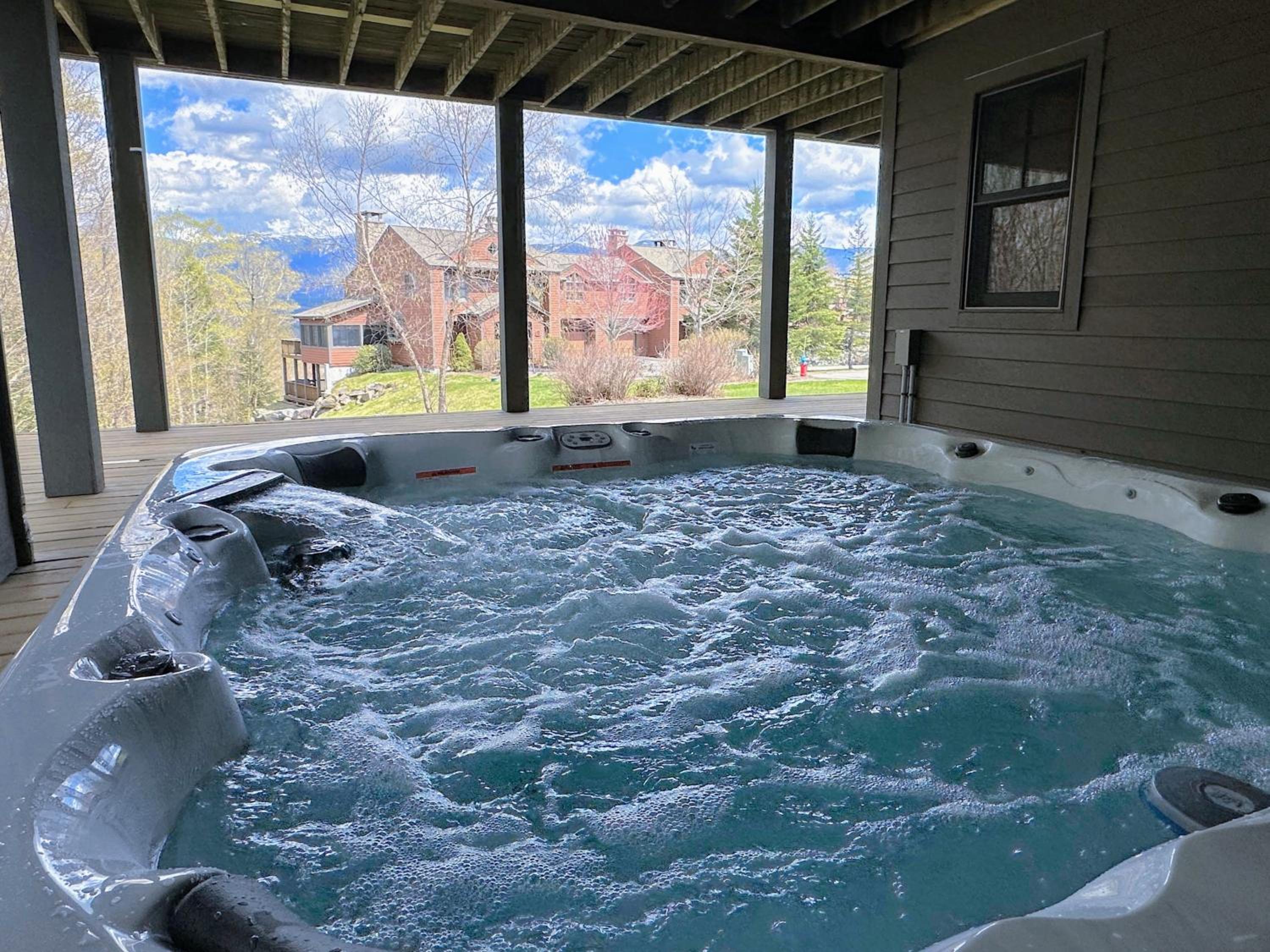 P5 Ski-in Ski-out rare find Presidential View single family with garage pool table ping pong