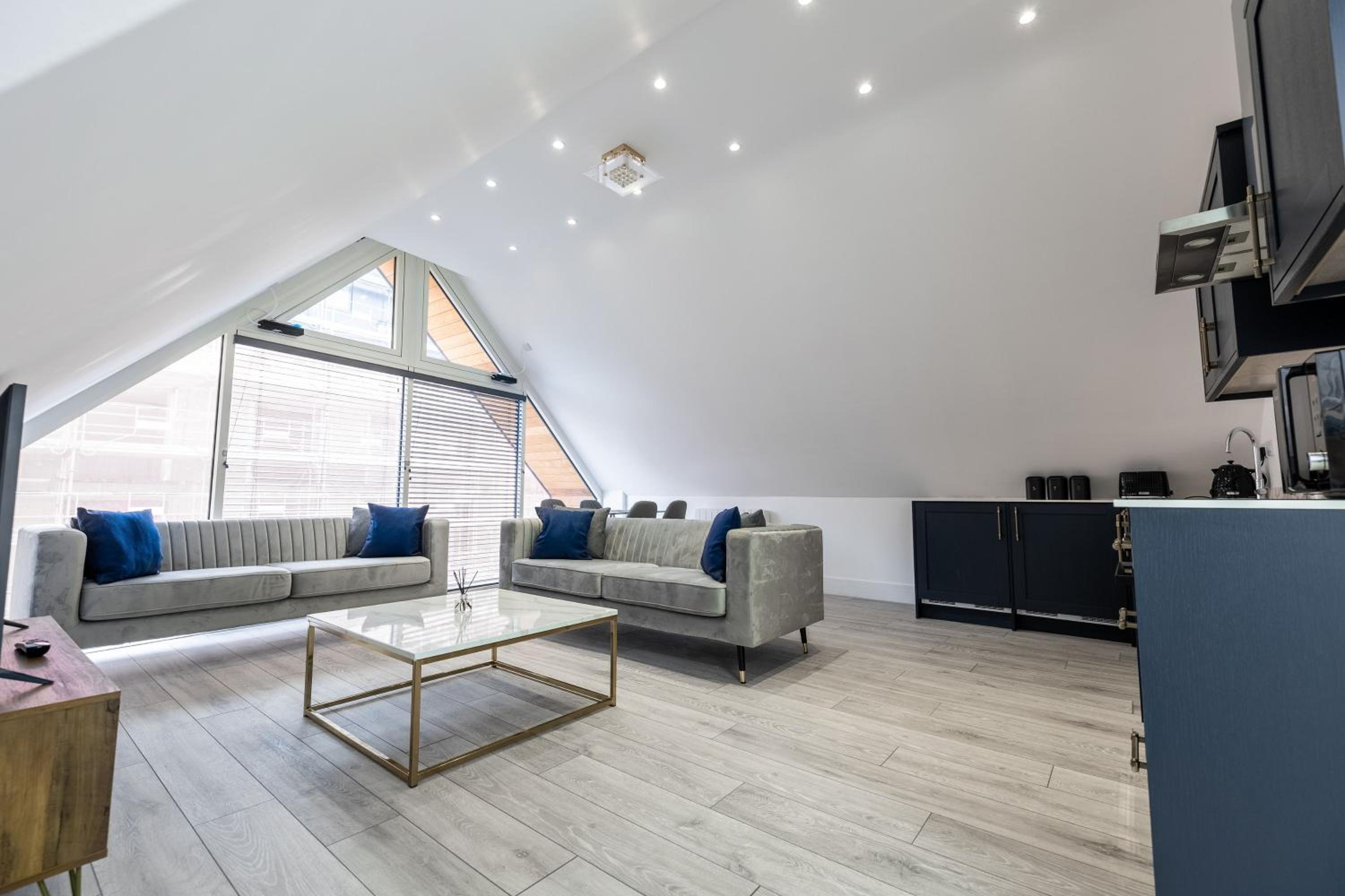 Mustafa House By E2M Stays - 1 & 2 Bedroom Stunning Apt in Central Town view 4