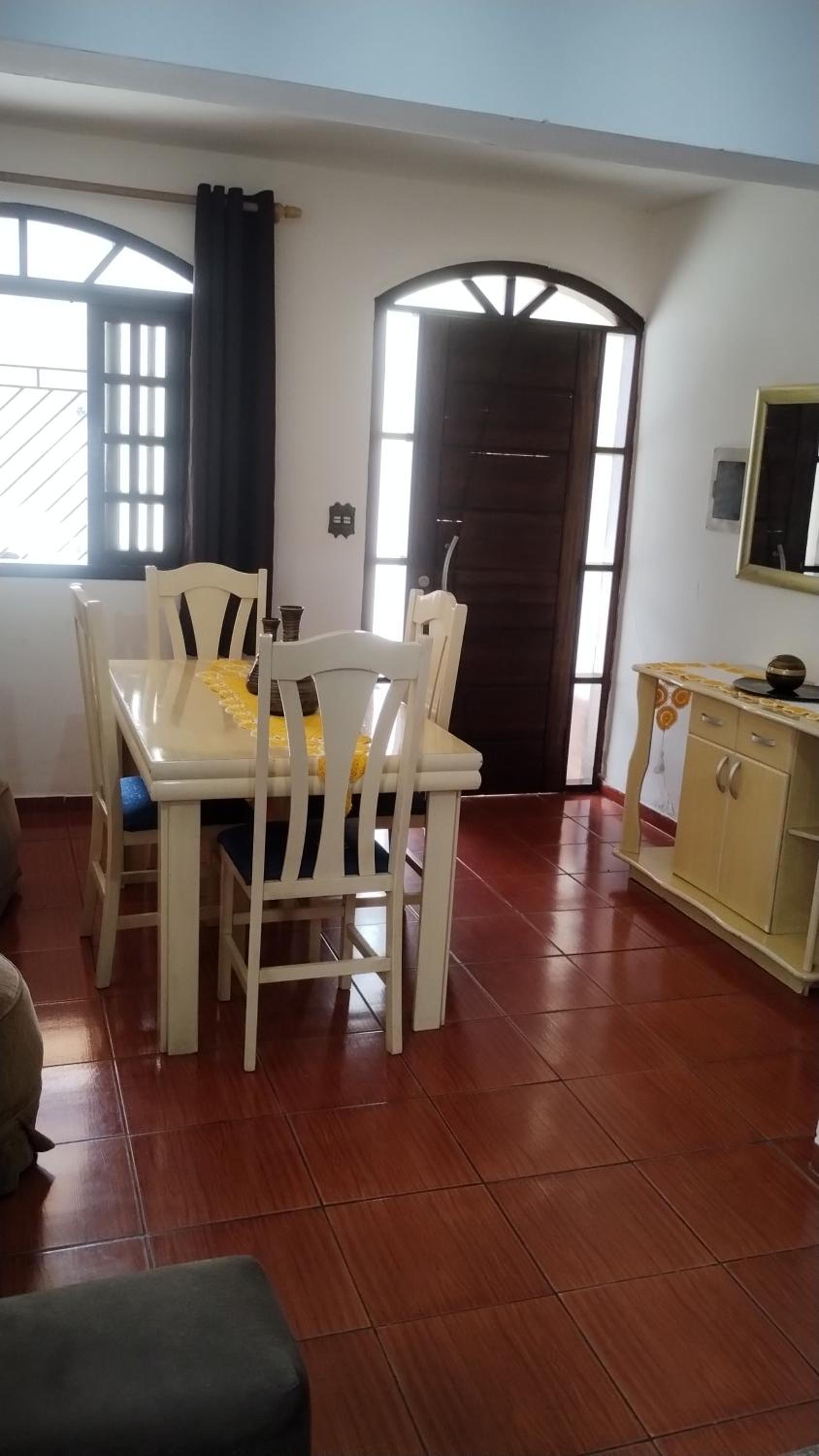 Casa Completa com 03 quartos a um quarteirão da Basílica Nacional