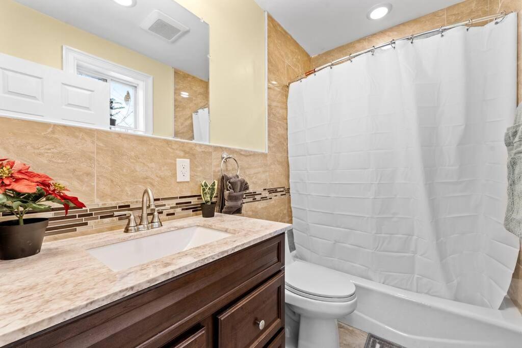 Spacious 6BR Quincy Apt - Balcony, Kitchen, Laundry, near Beach & Red Line 555 4