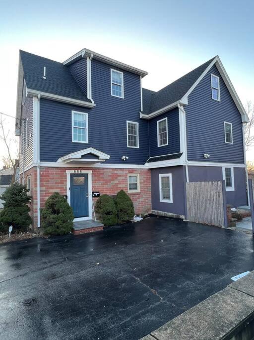 Spacious 6BR Quincy Apt - Balcony, Kitchen, Laundry, near Beach & Red Line 555