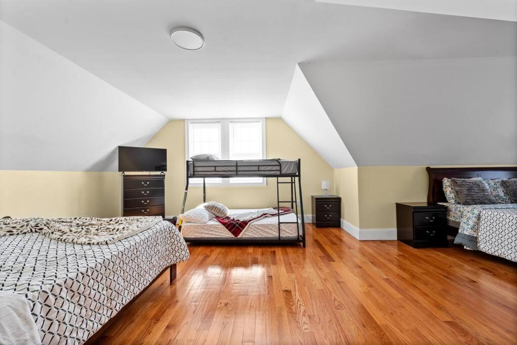 Spacious 6BR Quincy Apt - Balcony, Kitchen, Laundry, near Beach & Red Line 555