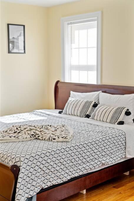 Spacious 6BR Quincy Apt - Balcony, Kitchen, Laundry, near Beach & Red Line 555