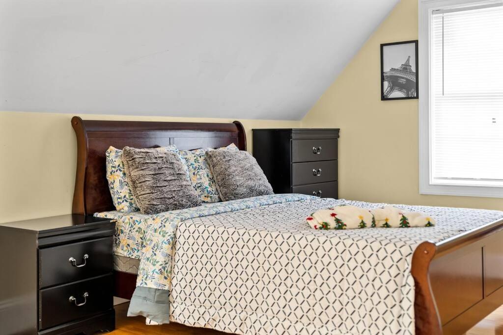 Spacious 6BR Quincy Apt - Balcony, Kitchen, Laundry, near Beach & Red Line 555