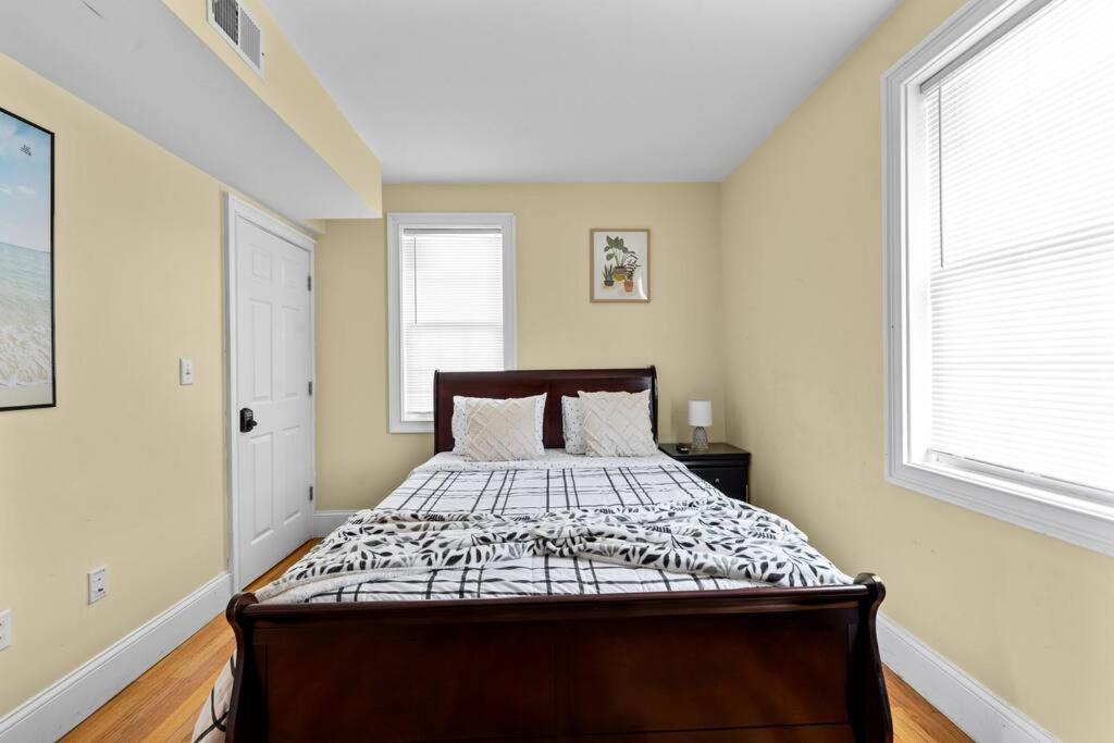 Spacious 6BR Quincy Apt - Balcony, Kitchen, Laundry, near Beach & Red Line 555, photo 40