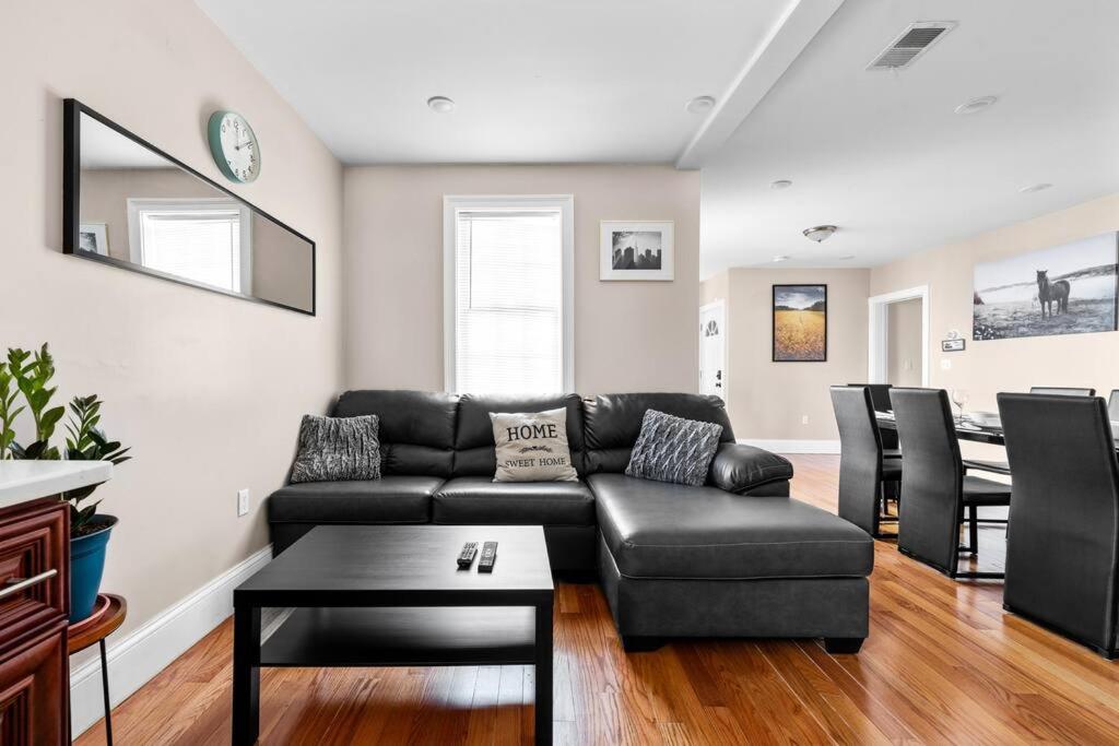 Spacious 6BR Quincy Apt - Balcony, Kitchen, Laundry, near Beach & Red Line 555, photo 8