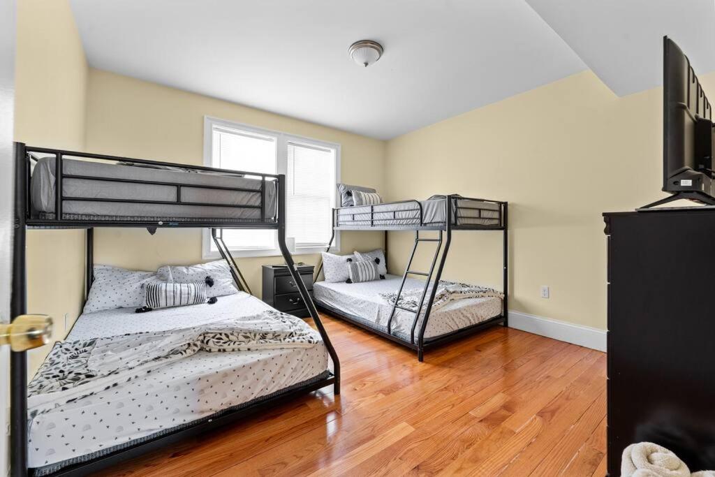 Spacious 6BR Quincy Apt - Balcony, Kitchen, Laundry, near Beach & Red Line 555, photo 13