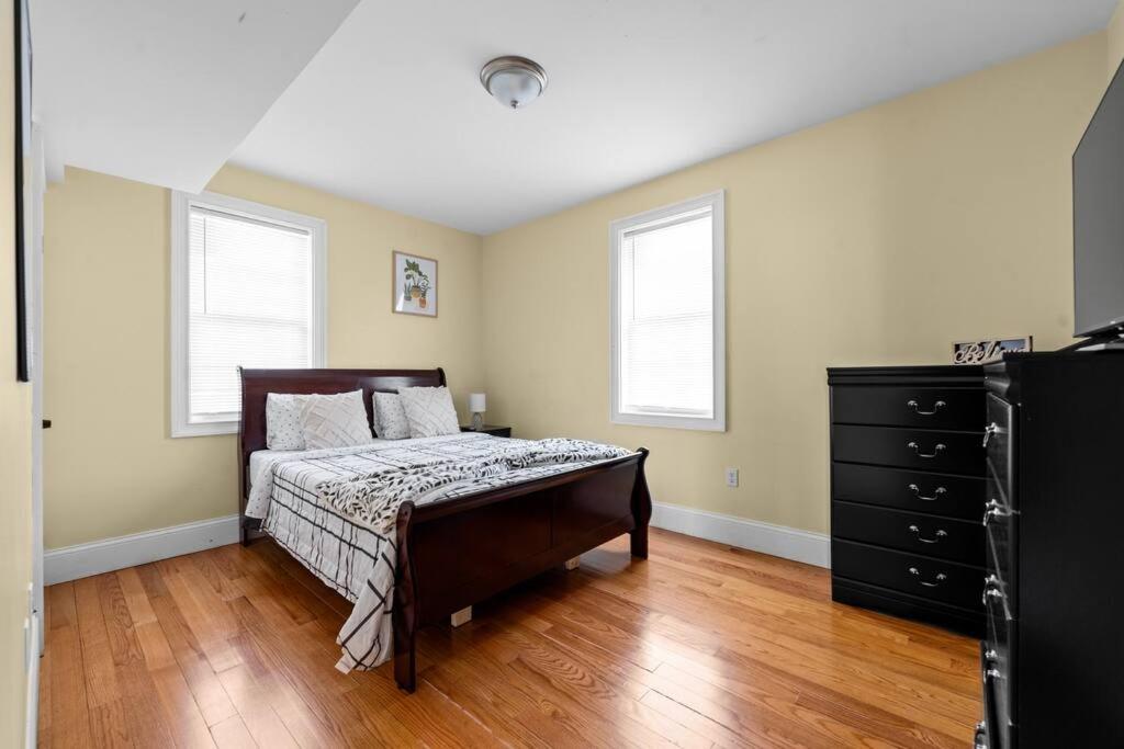 Spacious 6BR Quincy Apt - Balcony, Kitchen, Laundry, near Beach & Red Line 555, photo 23