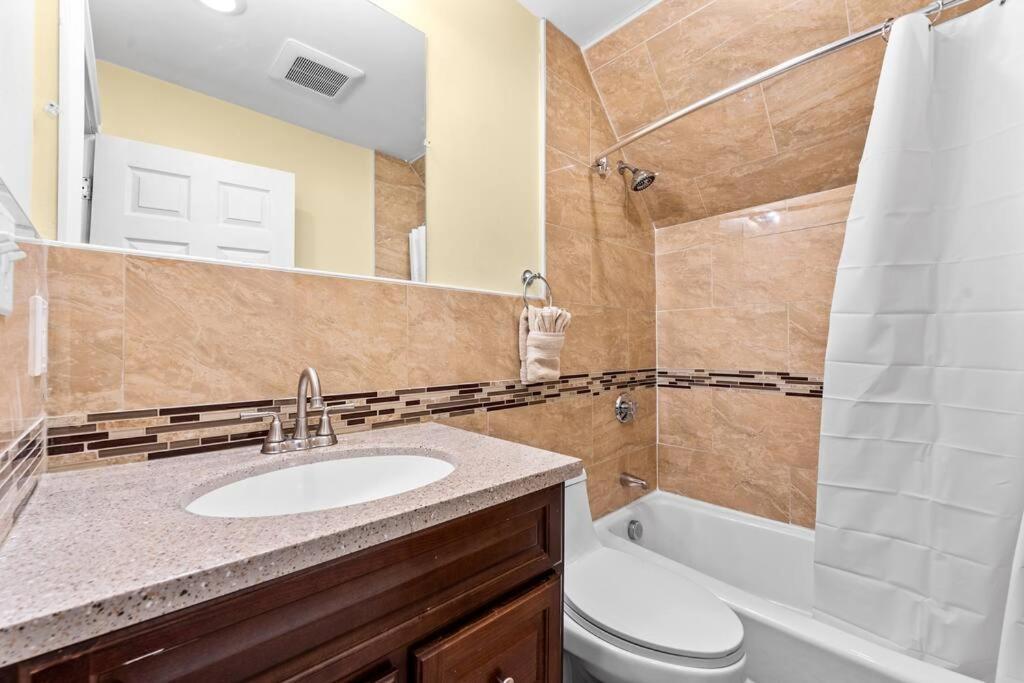 Spacious 6BR Quincy Apt - Balcony, Kitchen, Laundry, near Beach & Red Line 555 3