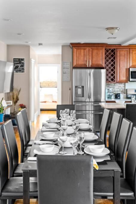 Spacious 6BR Quincy Apt - Balcony, Kitchen, Laundry, near Beach & Red Line 555, photo 7