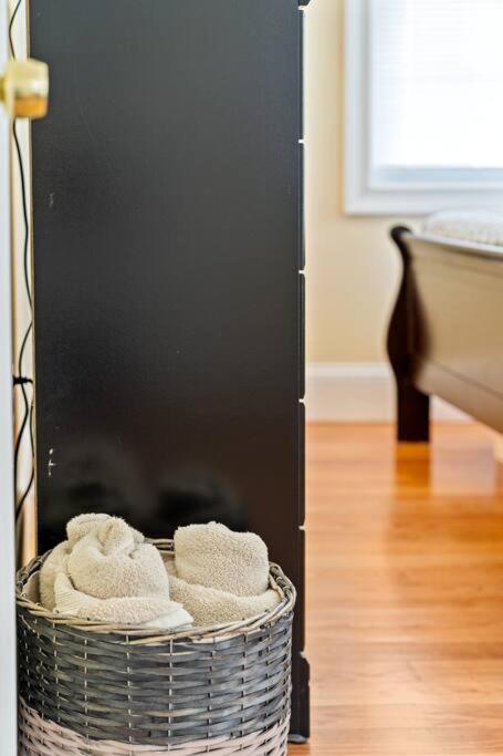 Spacious 6BR Quincy Apt - Balcony, Kitchen, Laundry, near Beach & Red Line 555, photo 19