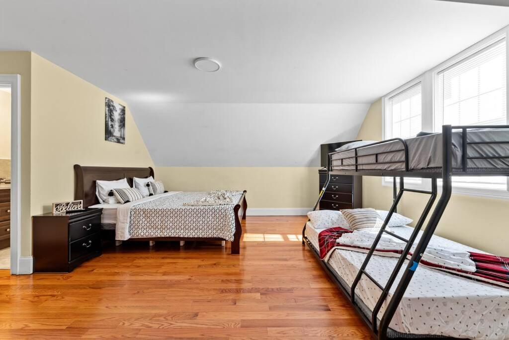 Spacious 6BR Quincy Apt - Balcony, Kitchen, Laundry, near Beach & Red Line 555, photo 36