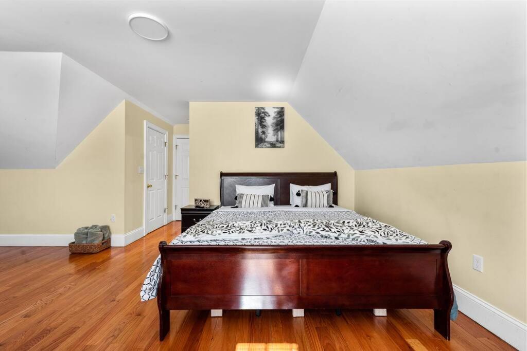 Spacious 6BR Quincy Apt - Balcony, Kitchen, Laundry, near Beach & Red Line 555, photo 29