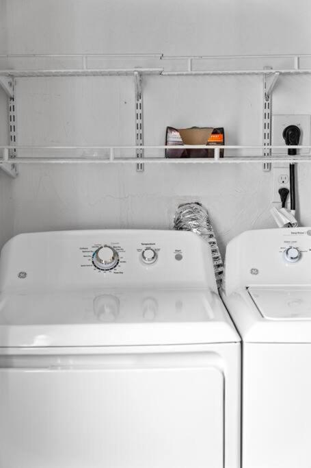 Spacious 6BR Quincy Apt - Balcony, Kitchen, Laundry, near Beach & Red Line 555, photo 12