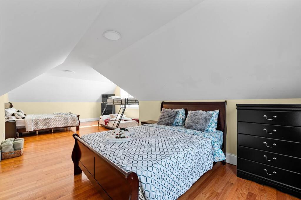Spacious 6BR Quincy Apt - Balcony, Kitchen, Laundry, near Beach & Red Line 555, photo 28