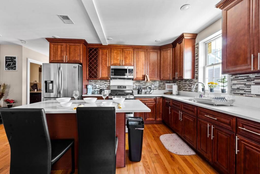 Spacious 6BR Quincy Apt - Balcony, Kitchen, Laundry, near Beach & Red Line 555, photo 27