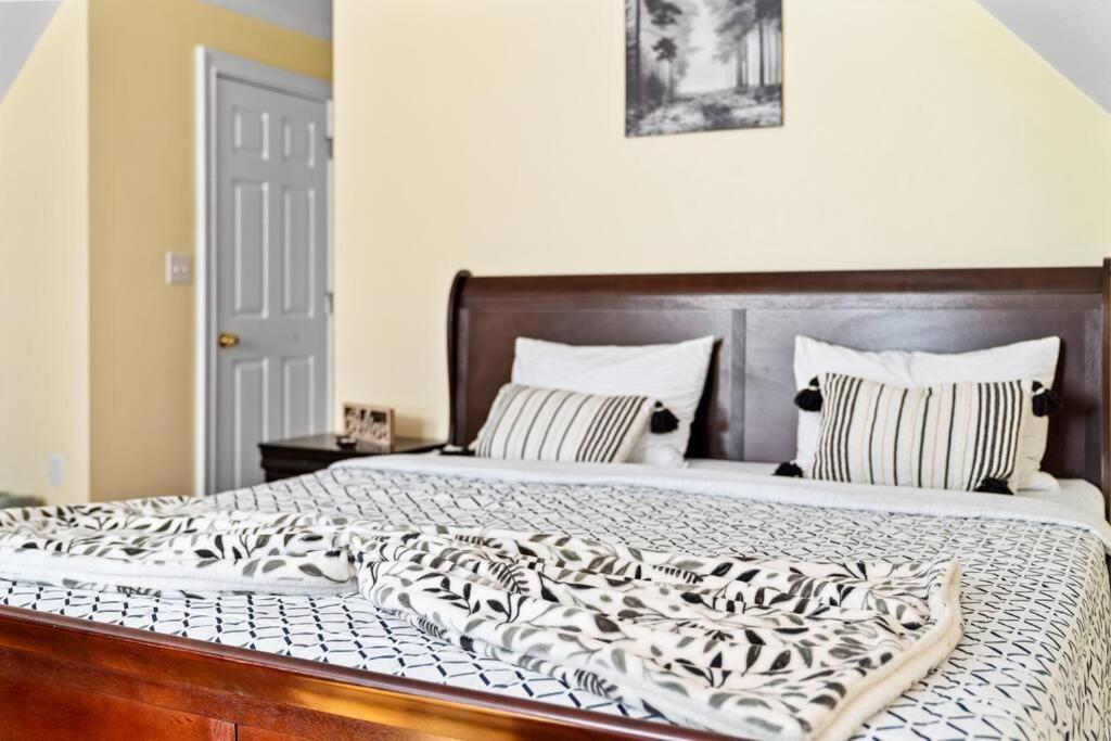Spacious 6BR Quincy Apt - Balcony, Kitchen, Laundry, near Beach & Red Line 555, photo 42
