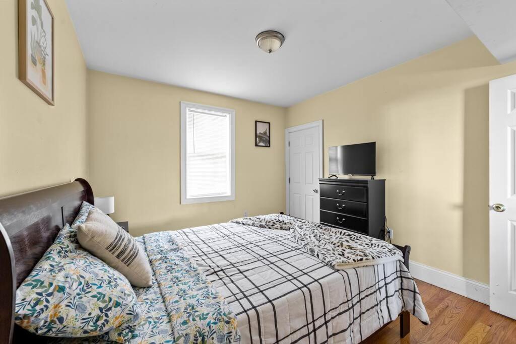 Spacious 6BR Quincy Apt - Balcony, Kitchen, Laundry, near Beach & Red Line 555, photo 21