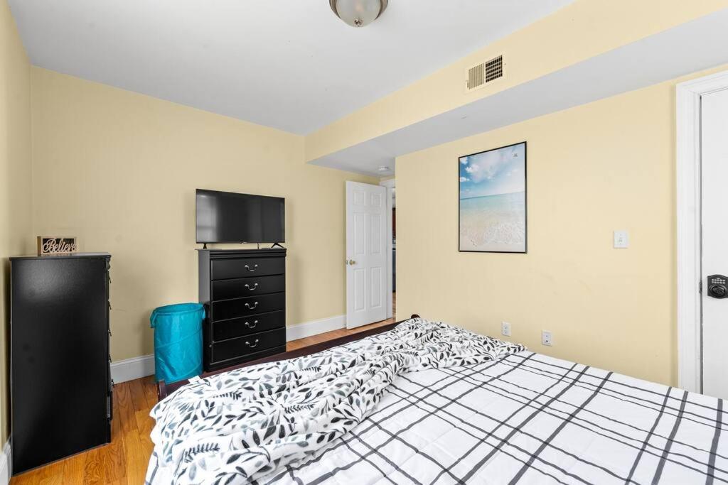 Spacious 6BR Quincy Apt - Balcony, Kitchen, Laundry, near Beach & Red Line 555, photo 35