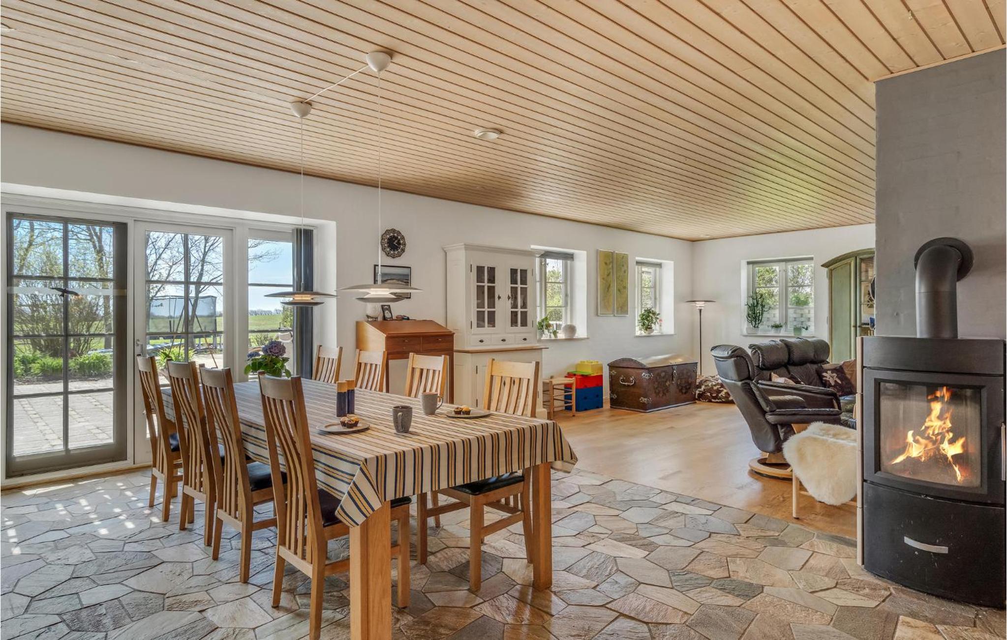 6 Bedroom Stunning Home In Spøttrup view 4
