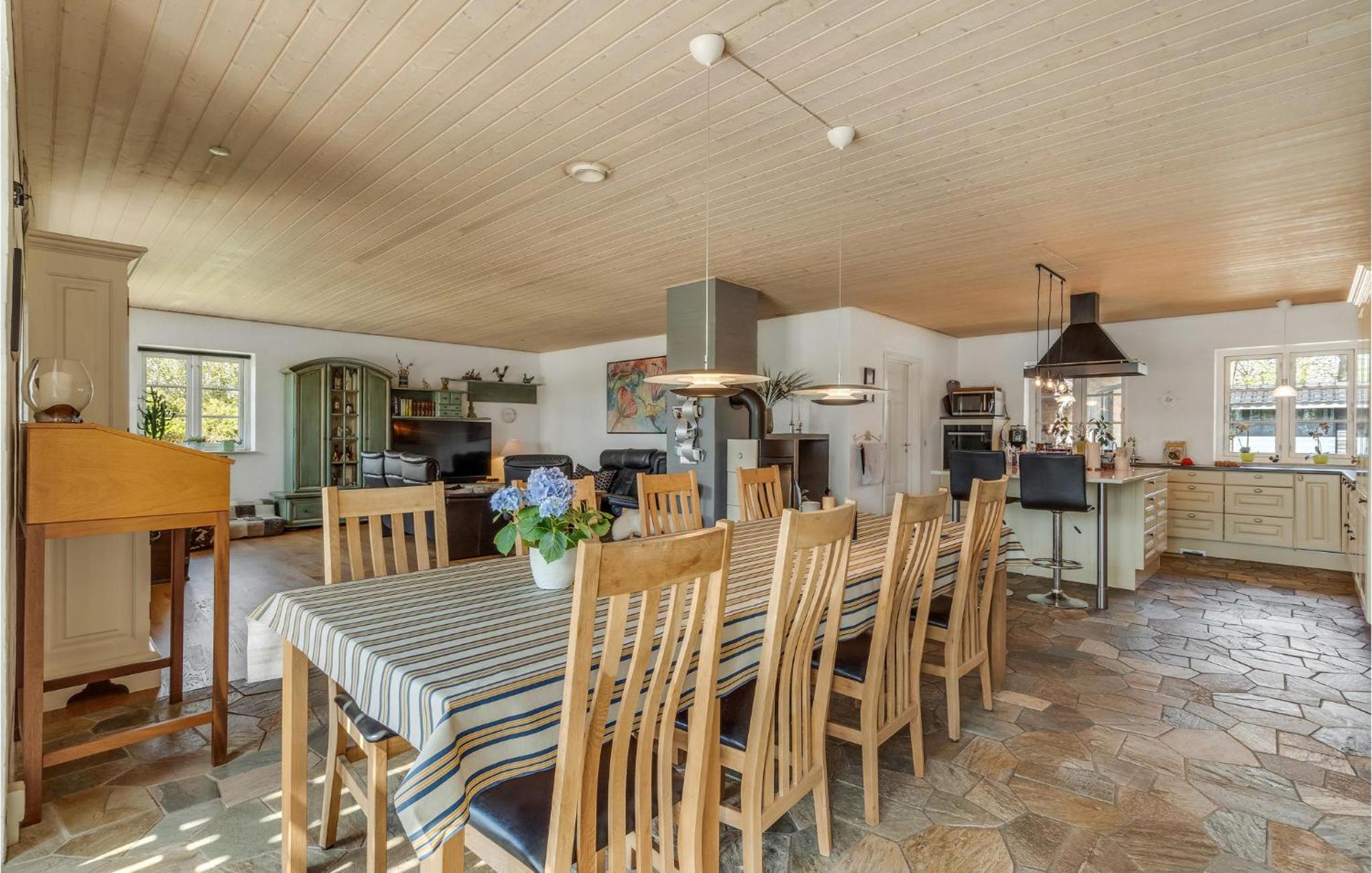 6 Bedroom Stunning Home In Spøttrup view 5