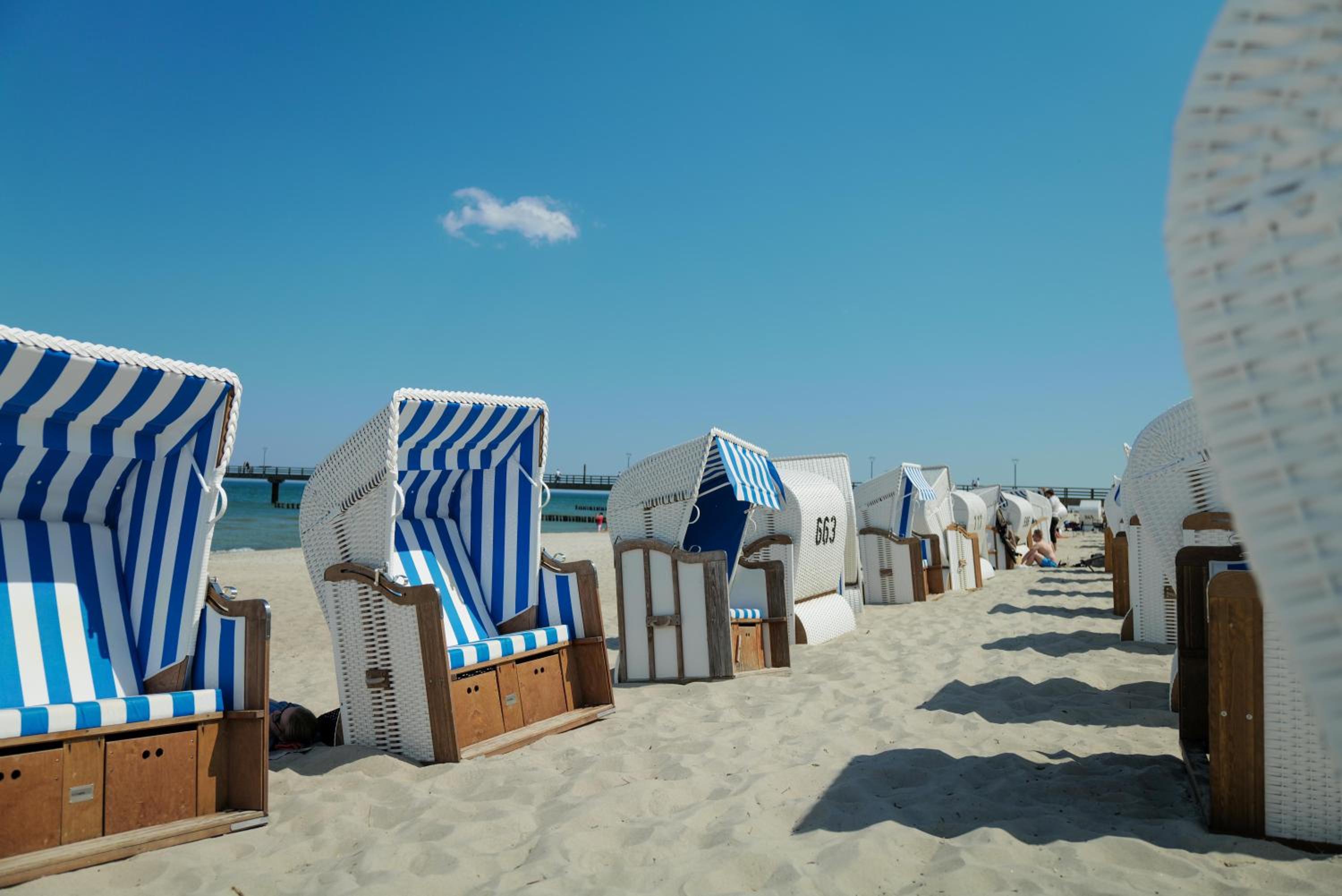 Ferienwohnungen Meerfarbig Zingst - HAUSTIERFREI -Terrasse mit Strandkorb oder Balkon - Glasfaser - Parkplatz - Fahrradschuppen - Waschtrockner - E-Ladesäu