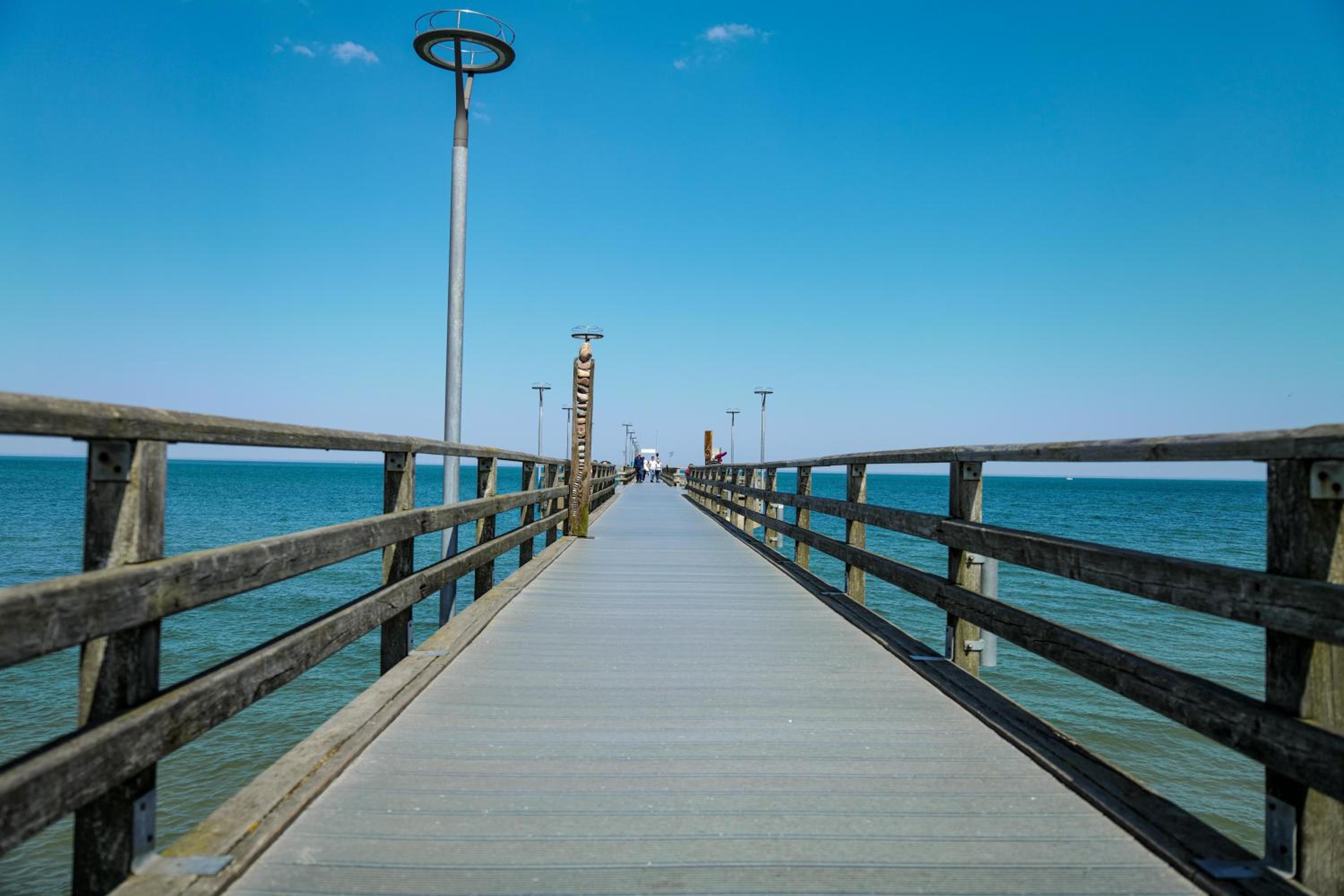 Ferienwohnungen Meerfarbig Zingst - HAUSTIERFREI -Terrasse mit Strandkorb oder Balkon - Glasfaser - Parkplatz - Fahrradschuppen - Waschtrockner - E-Ladesäu