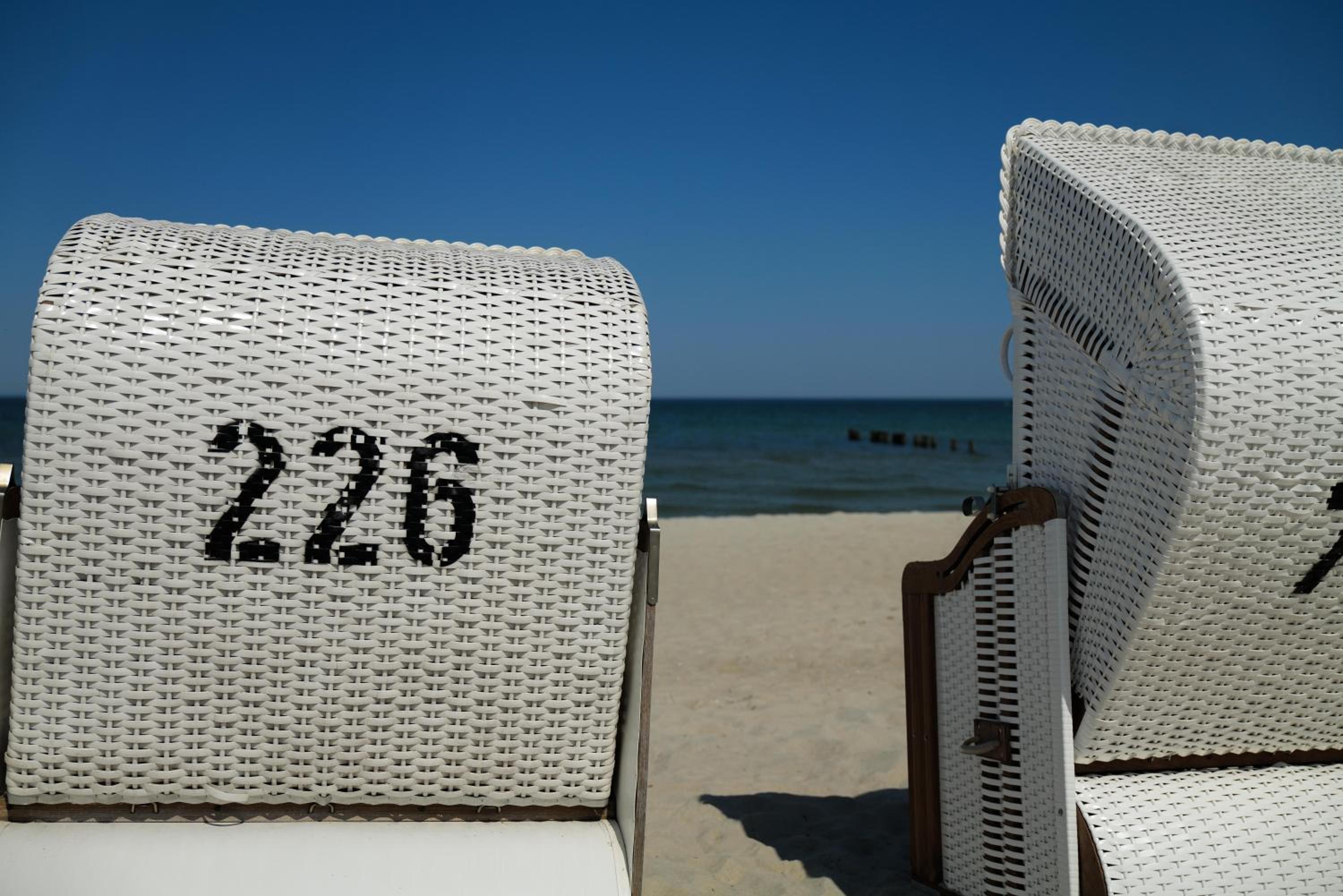 Ferienwohnungen Meerfarbig Zingst - HAUSTIERFREI -Terrasse mit Strandkorb oder Balkon - Glasfaser - Parkplatz - Fahrradschuppen - Waschtrockner - E-Ladesäu