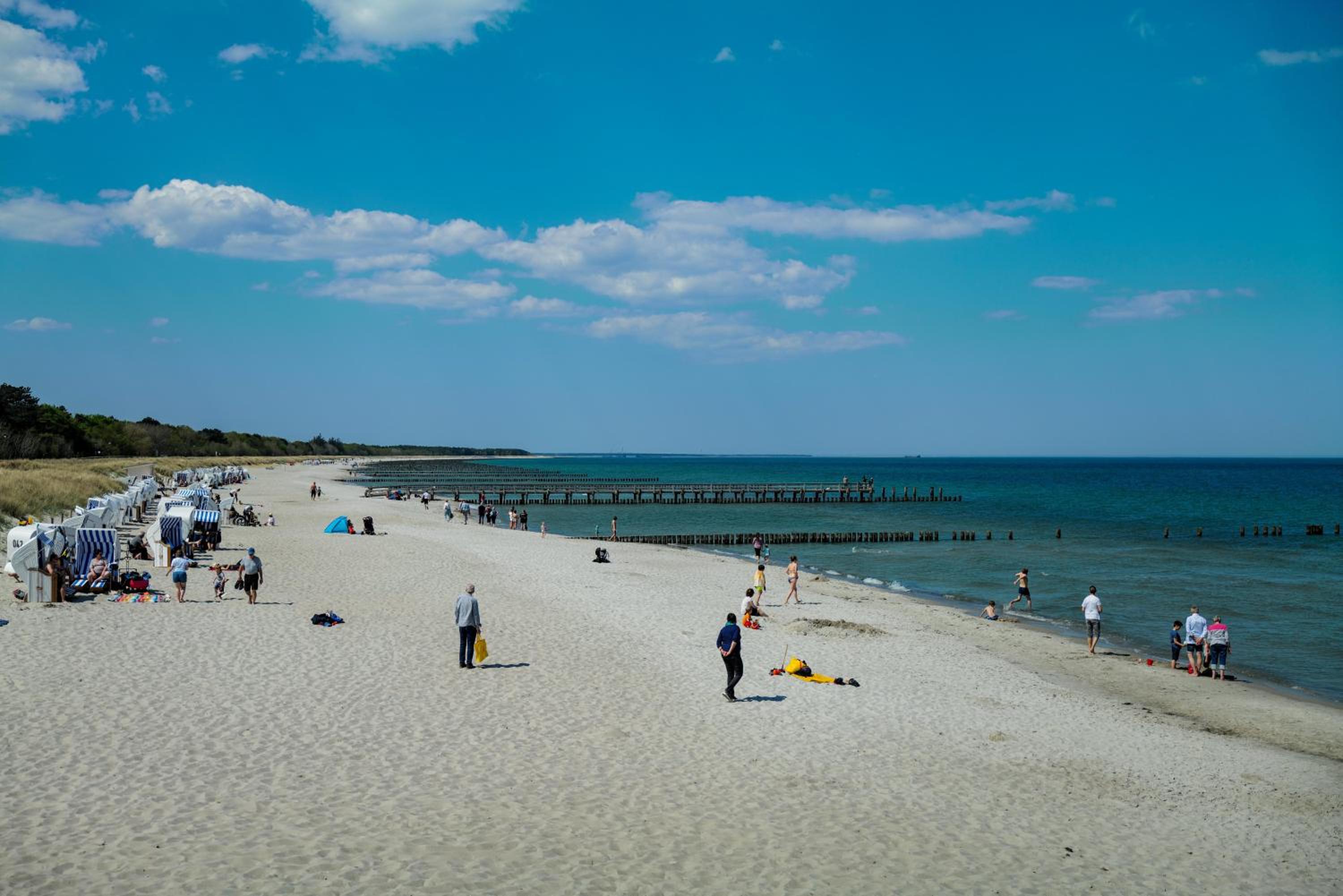 Ferienwohnungen Meerfarbig Zingst - HAUSTIERFREI -Terrasse mit Strandkorb oder Balkon - Glasfaser - Parkplatz - Fahrradschuppen - Waschtrockner - E-Ladesäu