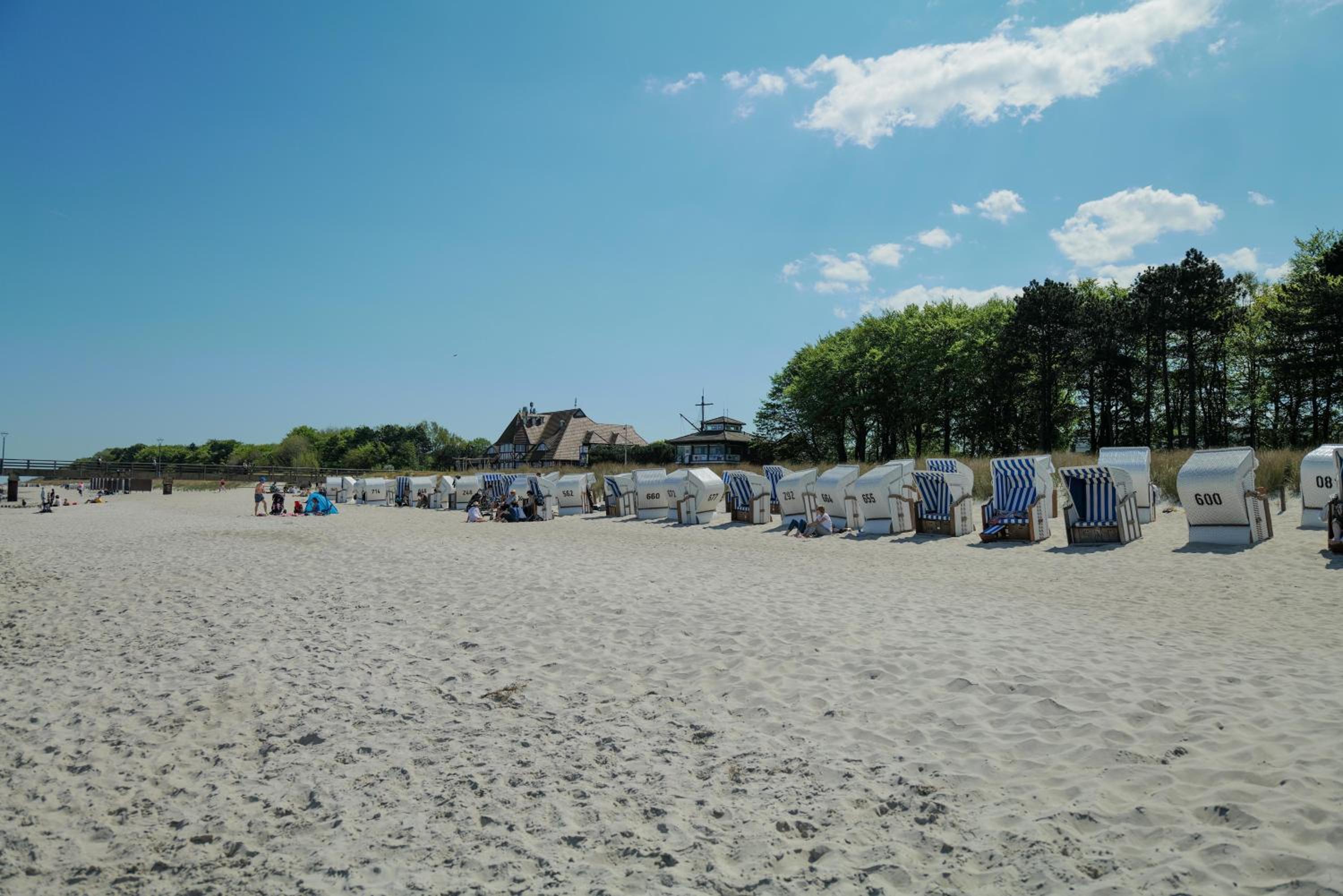 Ferienwohnungen Meerfarbig Zingst - HAUSTIERFREI -Terrasse mit Strandkorb oder Balkon - Glasfaser - Parkplatz - Fahrradschuppen - Waschtrockner - E-Ladesäu