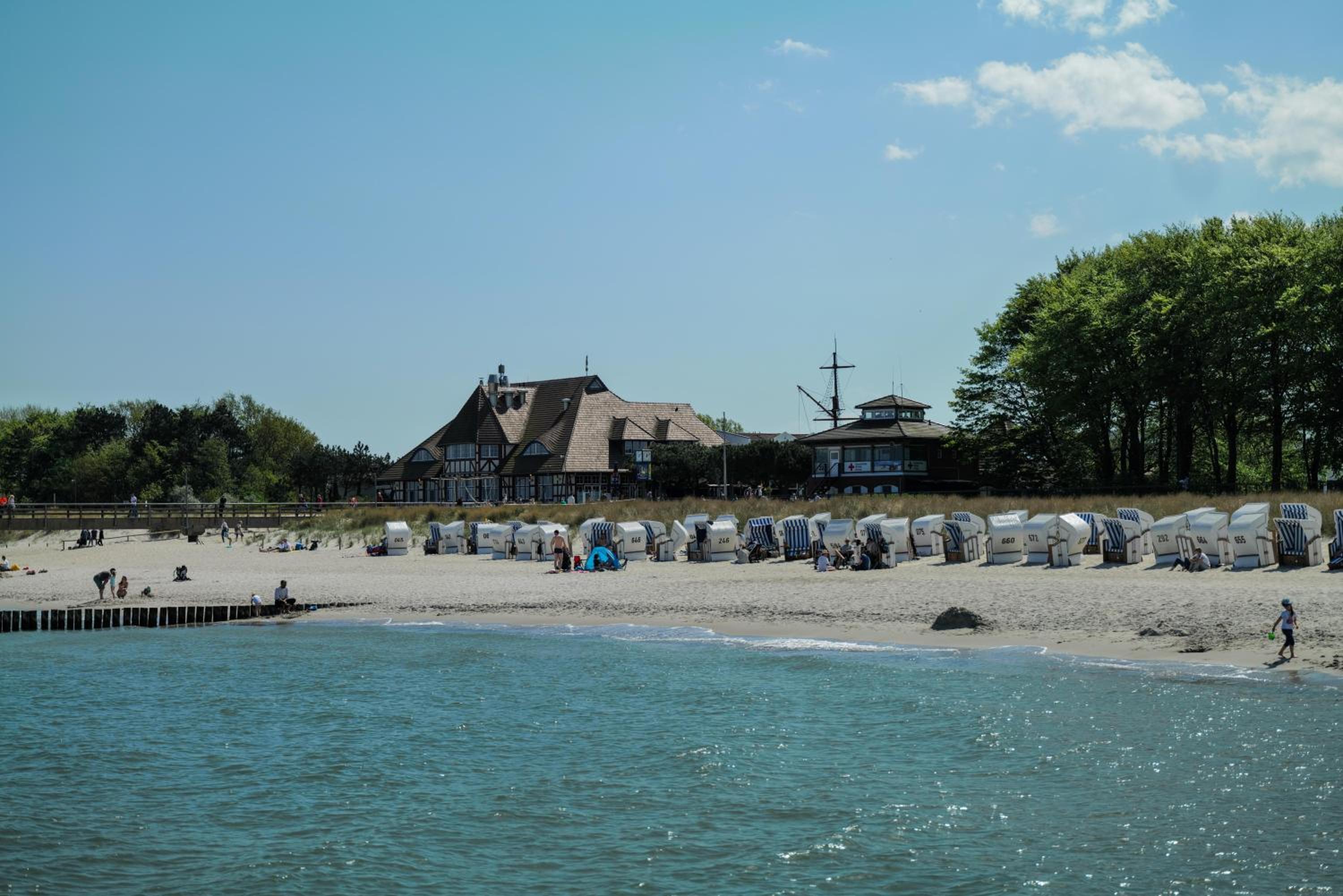 Ferienwohnungen Meerfarbig Zingst - HAUSTIERFREI -Terrasse mit Strandkorb oder Balkon - Glasfaser - Parkplatz - Fahrradschuppen - Waschtrockner - E-Ladesäu