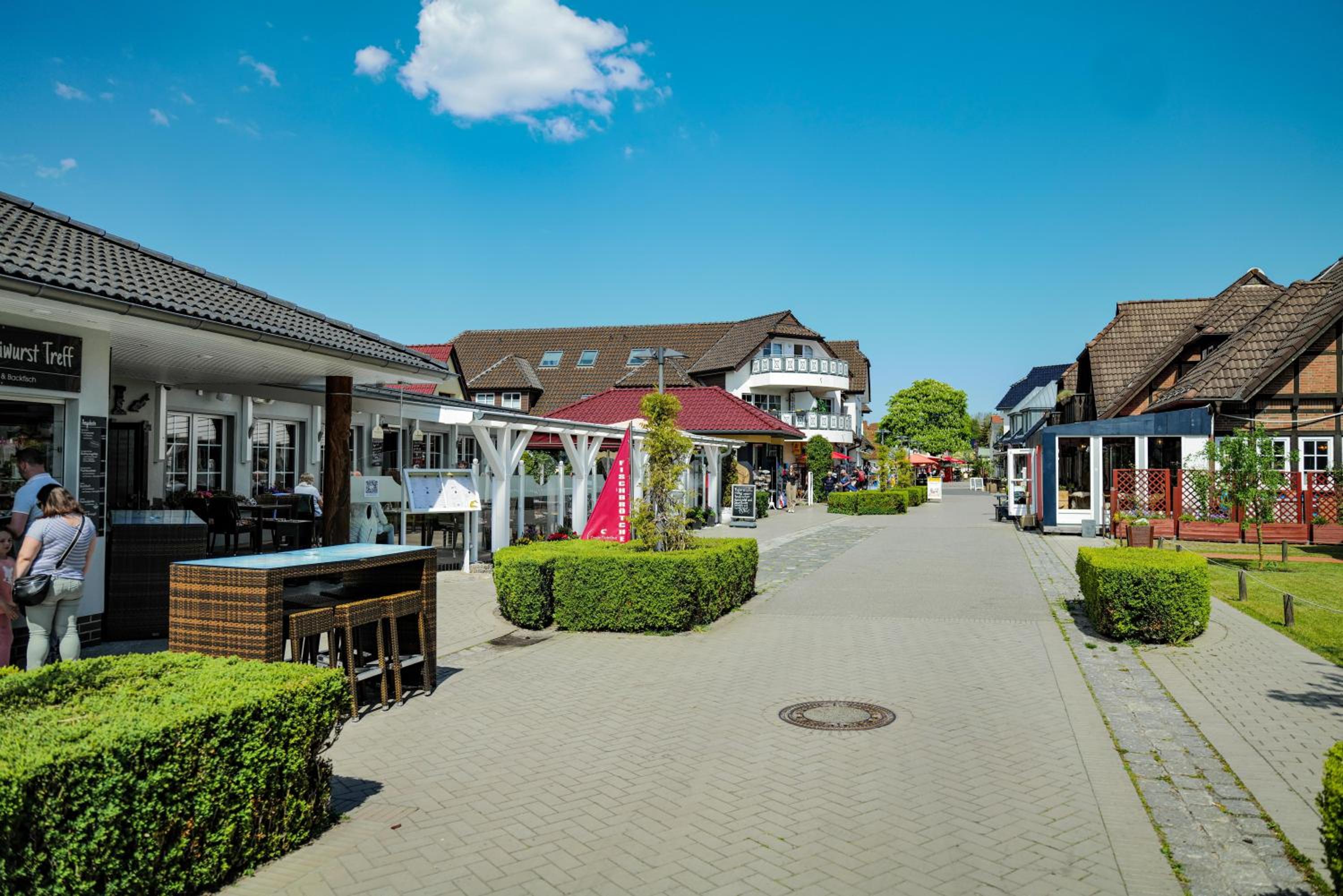 Ferienwohnungen Meerfarbig Zingst - HAUSTIERFREI -Terrasse mit Strandkorb oder Balkon - Glasfaser - Parkplatz - Fahrradschuppen - Waschtrockner - E-Ladesäu