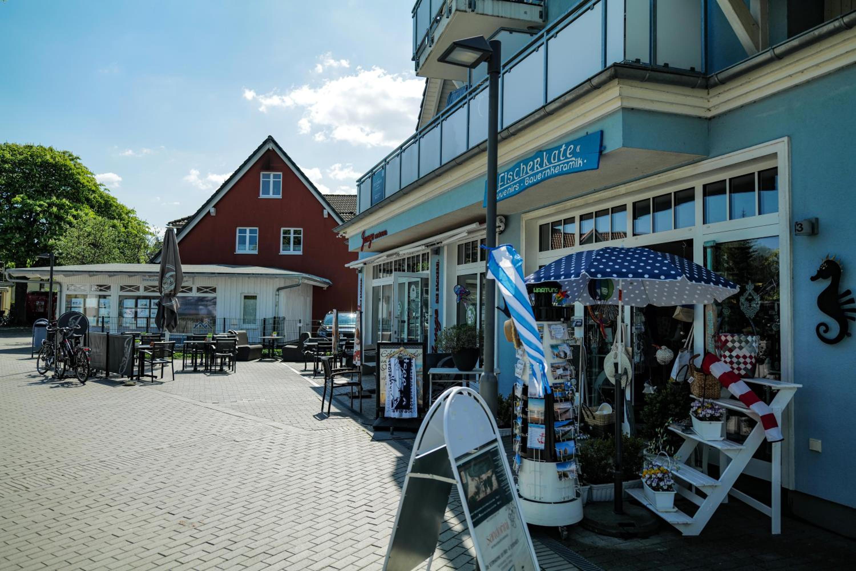 Ferienwohnungen Meerfarbig Zingst - HAUSTIERFREI -Terrasse mit Strandkorb oder Balkon - Glasfaser - Parkplatz - Fahrradschuppen - Waschtrockner - E-Ladesäu