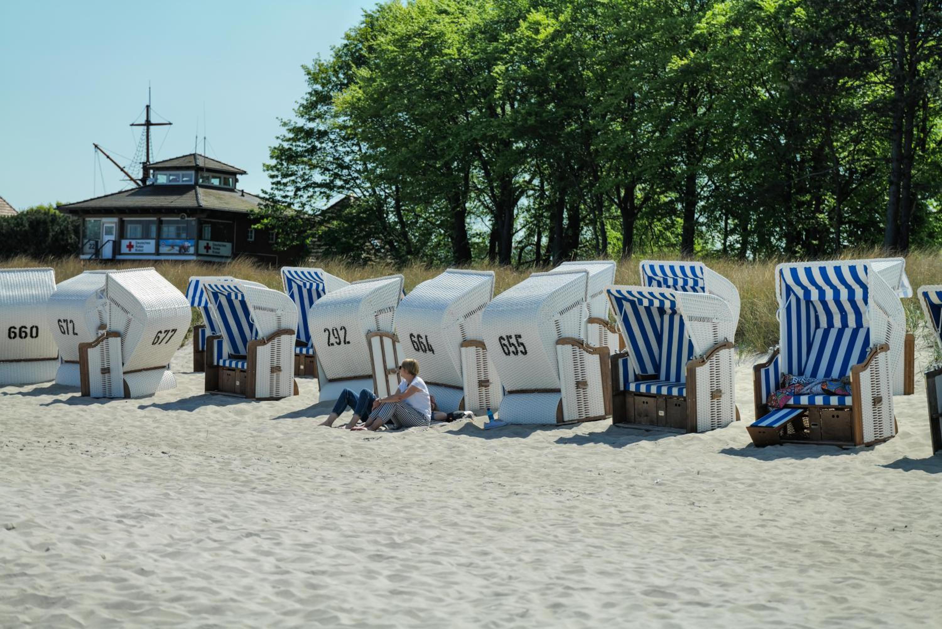 Ferienwohnungen Meerfarbig Zingst - HAUSTIERFREI -Terrasse mit Strandkorb oder Balkon - Glasfaser - Parkplatz - Fahrradschuppen - Waschtrockner - E-Ladesäu