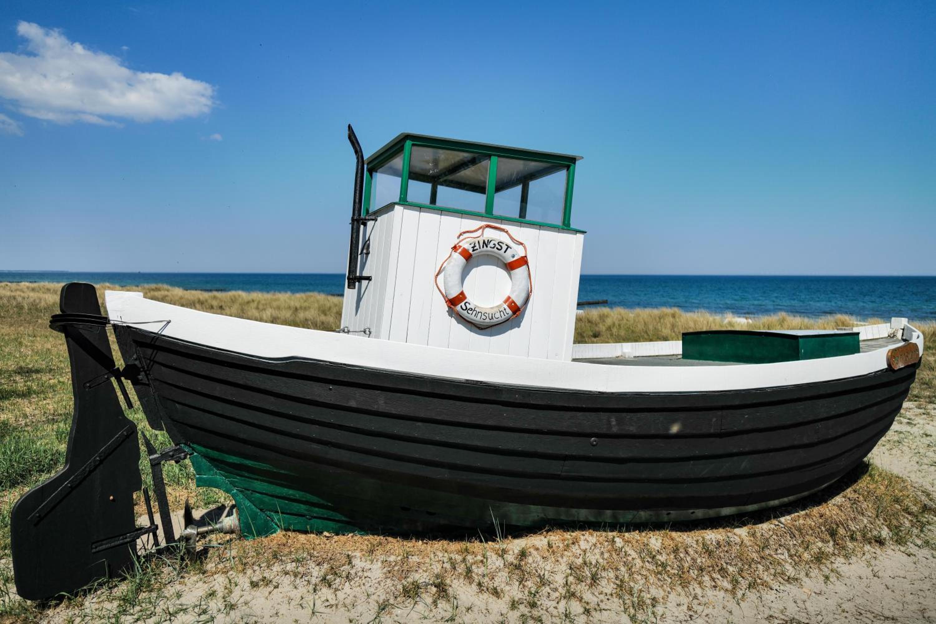 Ferienwohnungen Meerfarbig Zingst - HAUSTIERFREI -Terrasse mit Strandkorb oder Balkon - Glasfaser - Parkplatz - Fahrradschuppen - Waschtrockner - E-Ladesäu