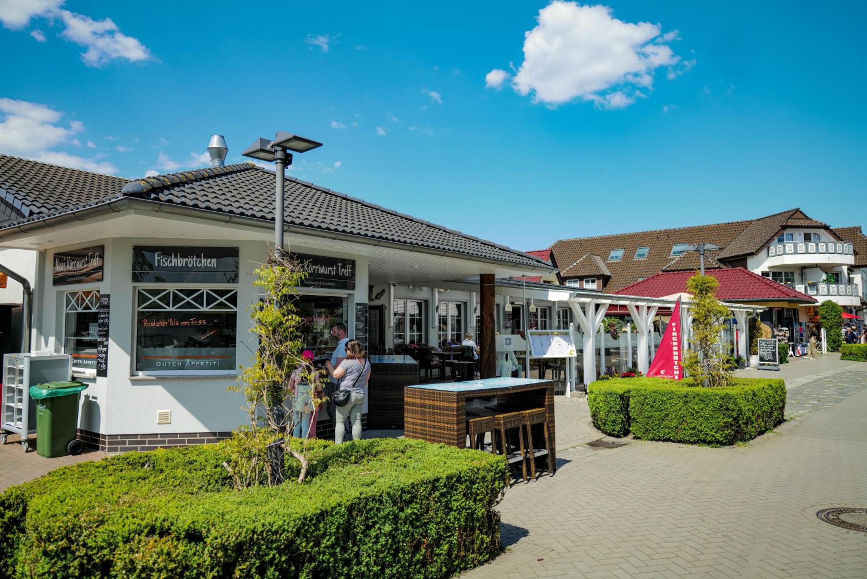Ferienwohnungen Meerfarbig Zingst - HAUSTIERFREI -Terrasse mit Strandkorb oder Balkon - Glasfaser - Parkplatz - Fahrradschuppen - Waschtrockner - E-Ladesäu