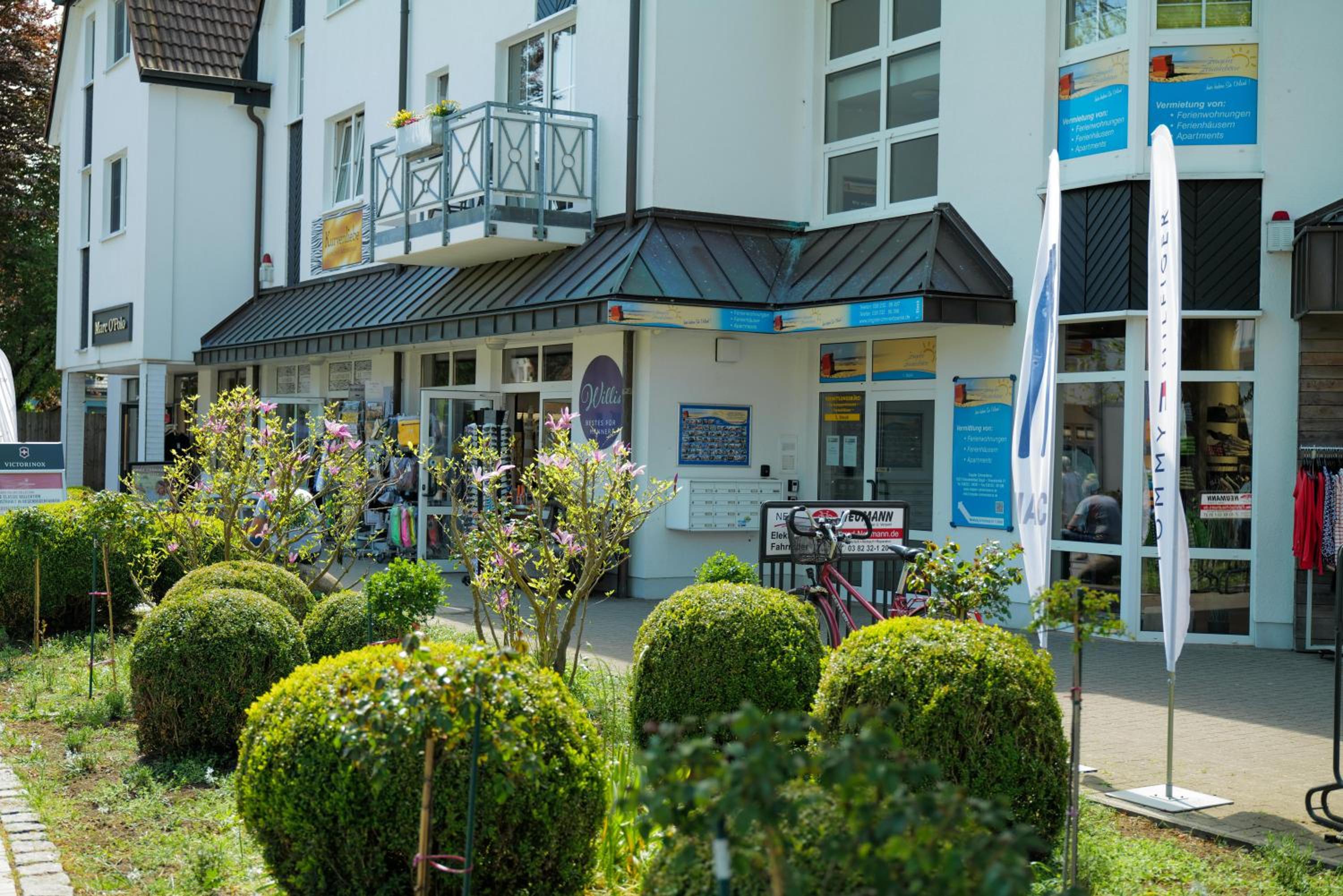 Ferienwohnungen Meerfarbig Zingst - HAUSTIERFREI -Terrasse mit Strandkorb oder Balkon - Glasfaser - Parkplatz - Fahrradschuppen - Waschtrockner - E-Ladesäu
