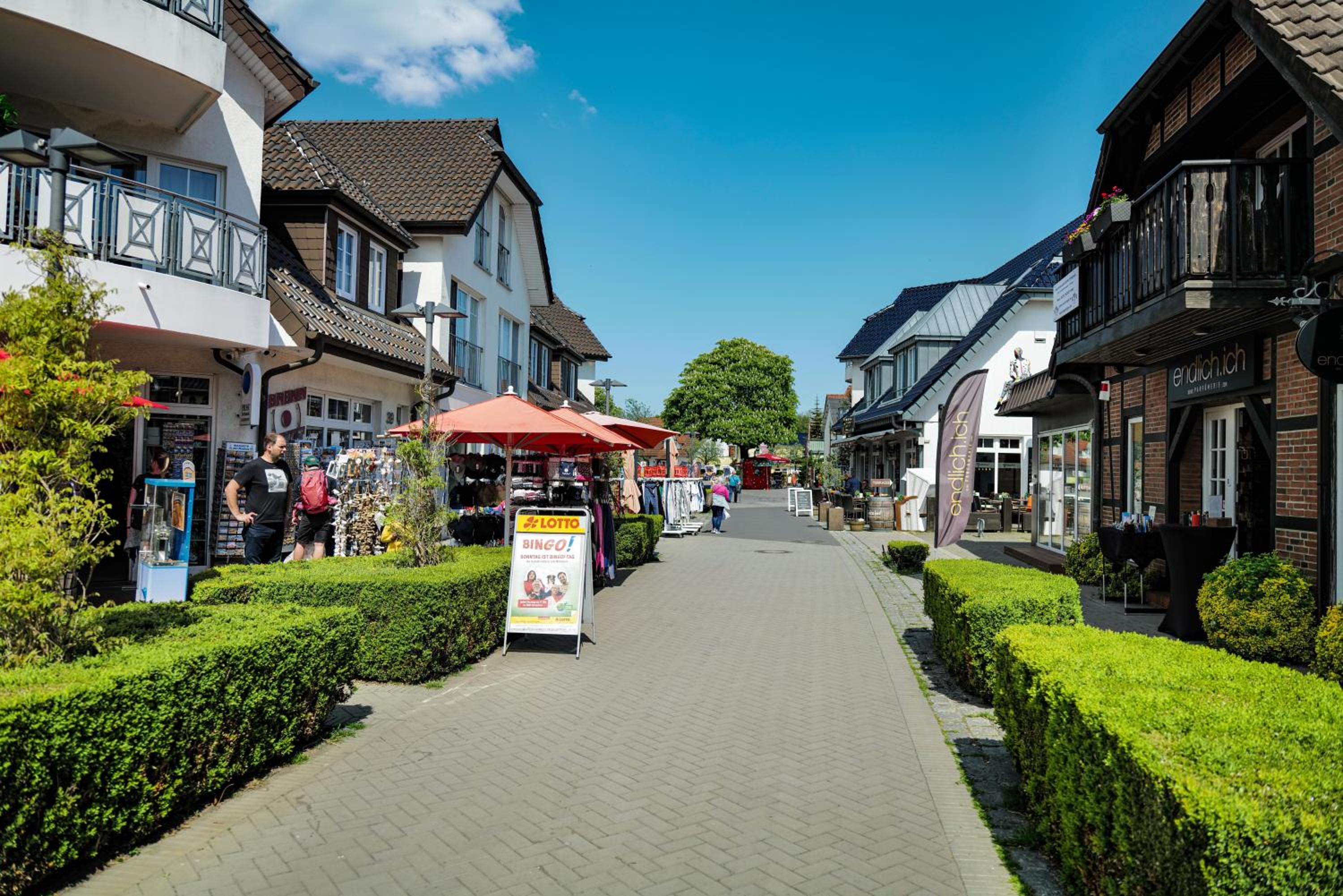 Ferienwohnungen Meerfarbig Zingst - HAUSTIERFREI -Terrasse mit Strandkorb oder Balkon - Glasfaser - Parkplatz - Fahrradschuppen - Waschtrockner - E-Ladesäu